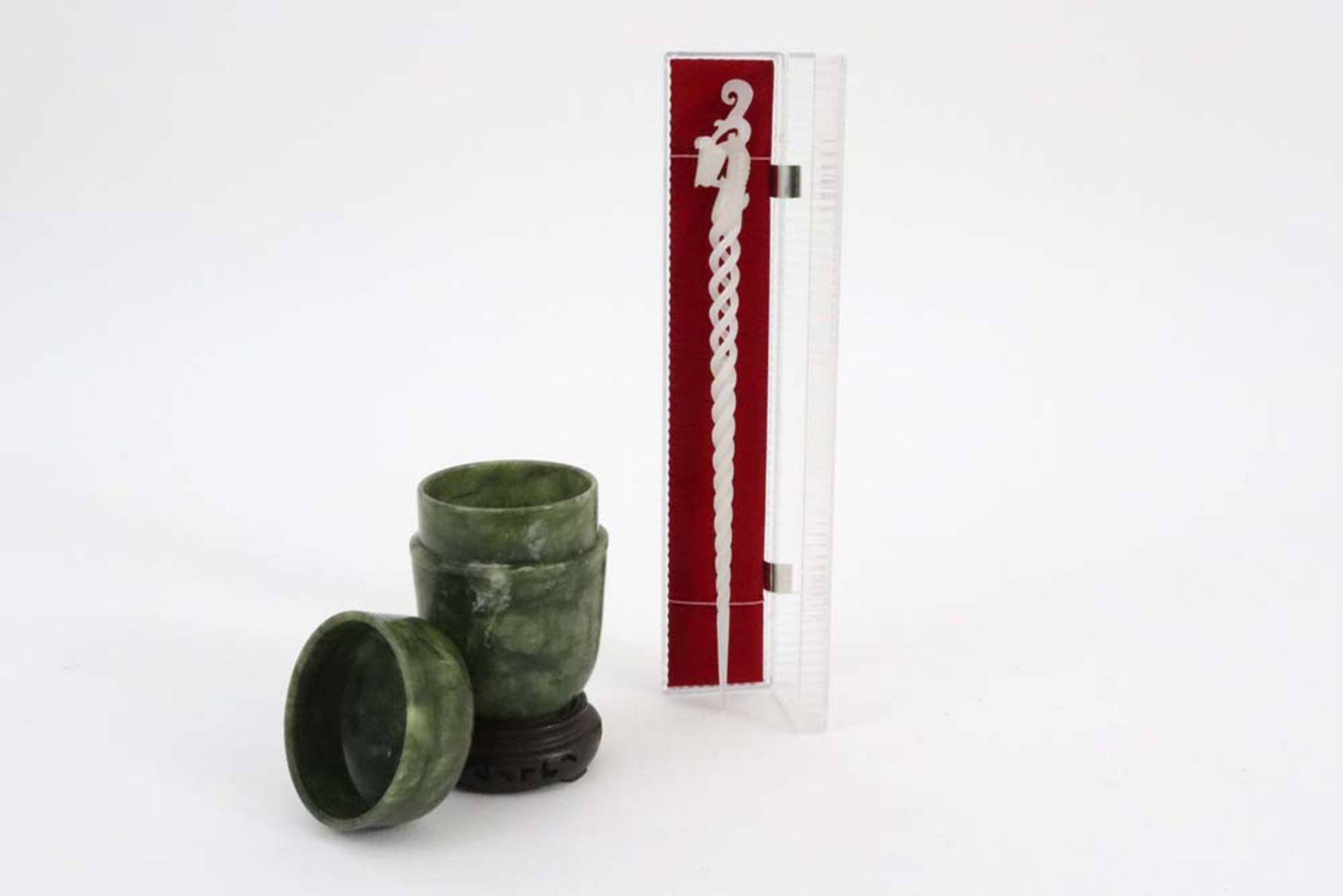 Chinese pen in white stone and jade box || Lot (2) met een Chinese pen in een wit gesteente en een - Bild 2 aus 3