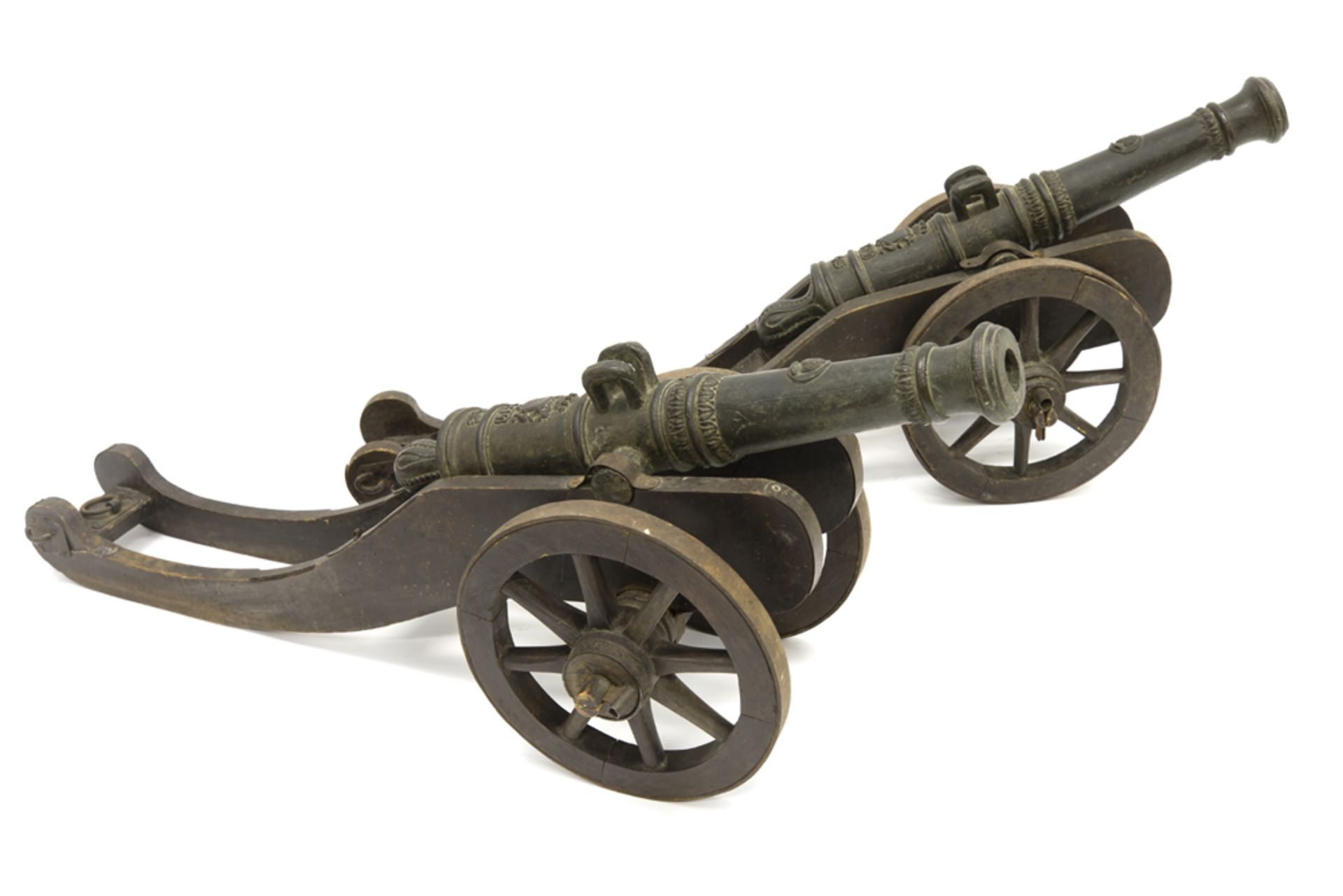 pair of antique bronze 16th Cent. style miniature canons each on their charriot in wood || Paar - Image 2 of 4