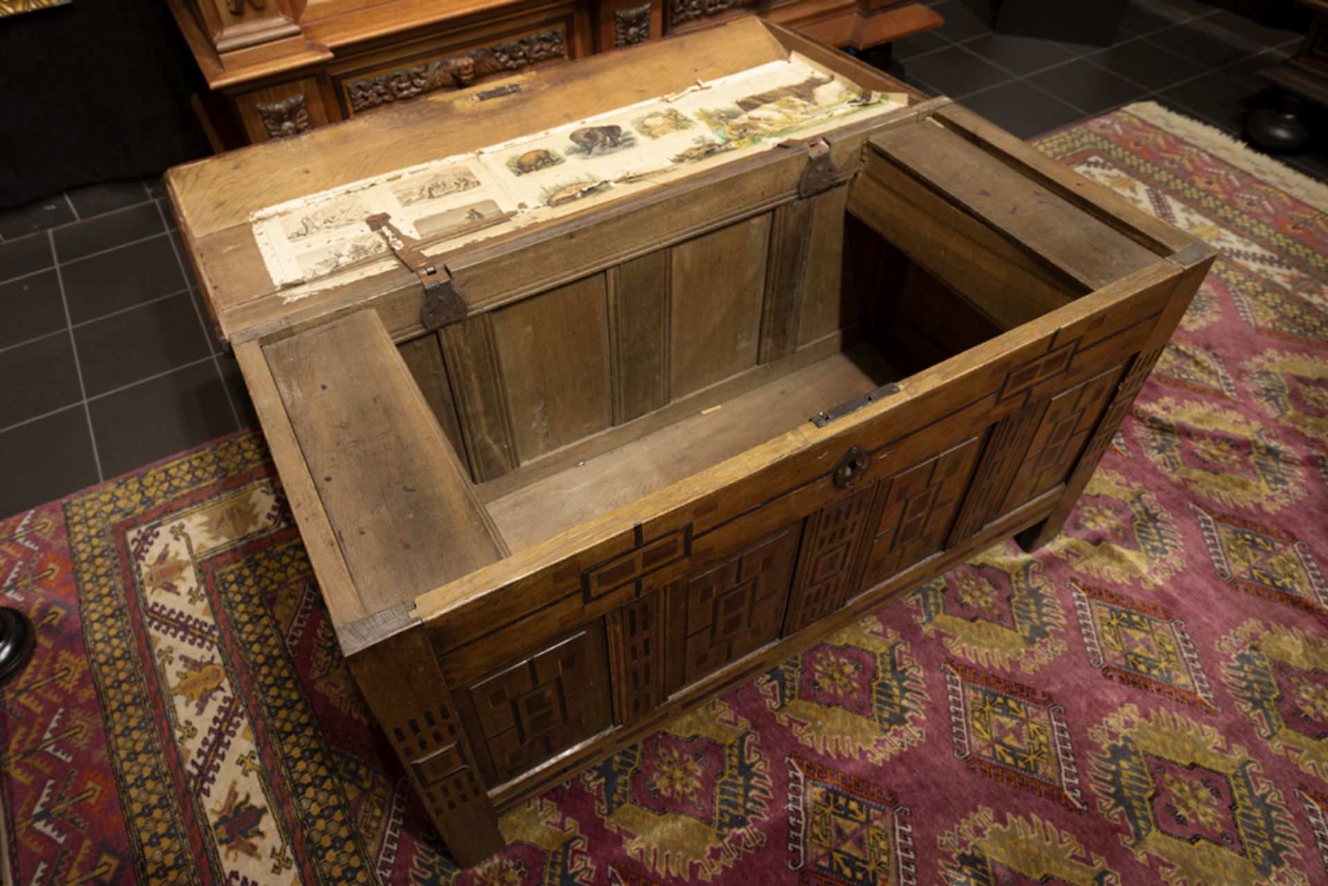 18th Cent. Dutch chest in oak with inlay || Achttiende eeuwse Zeeuwse koffer in blonde eik met front - Image 3 of 4