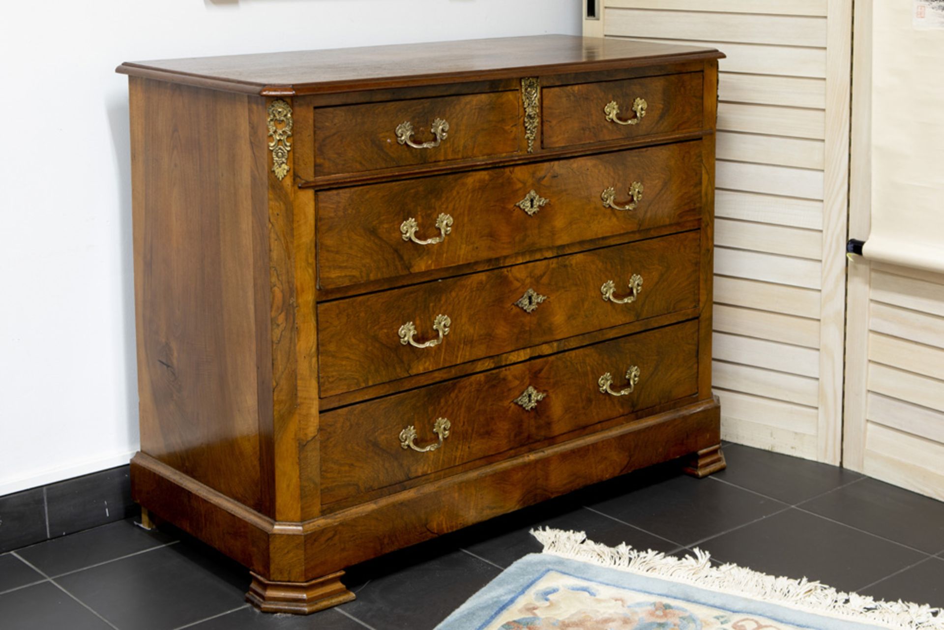 19th Cent. chest of drawers in burr wood || Negentiende eeuwse commode in wortelhout met vijf laden