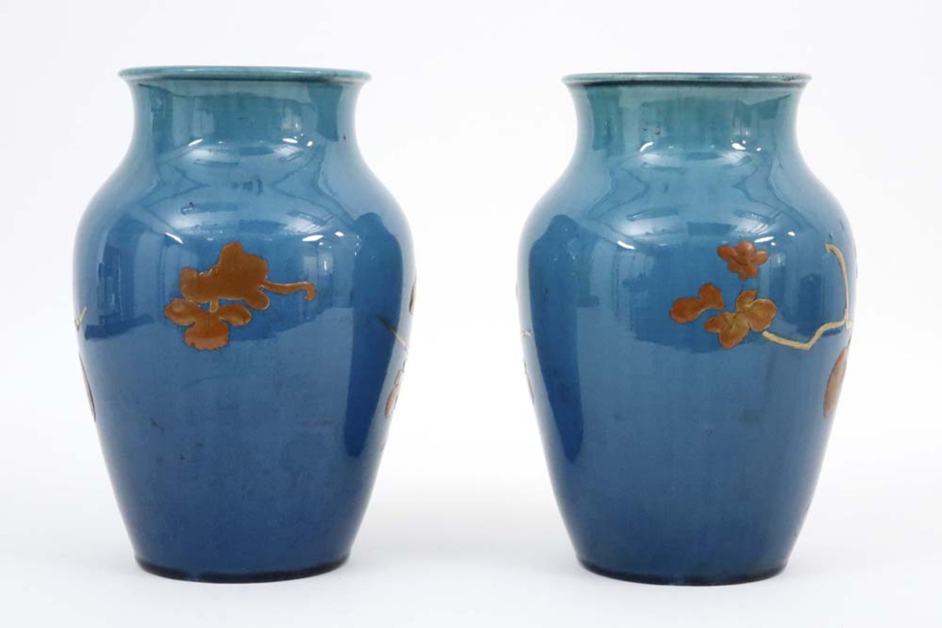 pair of antique Japanese vases in ceramic with lacquerware decor with a mouse eating a nut || Paar - Image 2 of 3