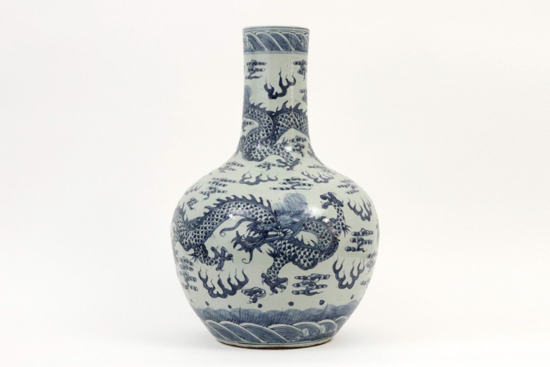 20th Cent. Chinese vase in porcelain with a blue-white dragons decor || 20ste eeuwse Chinese - Bild 2 aus 5