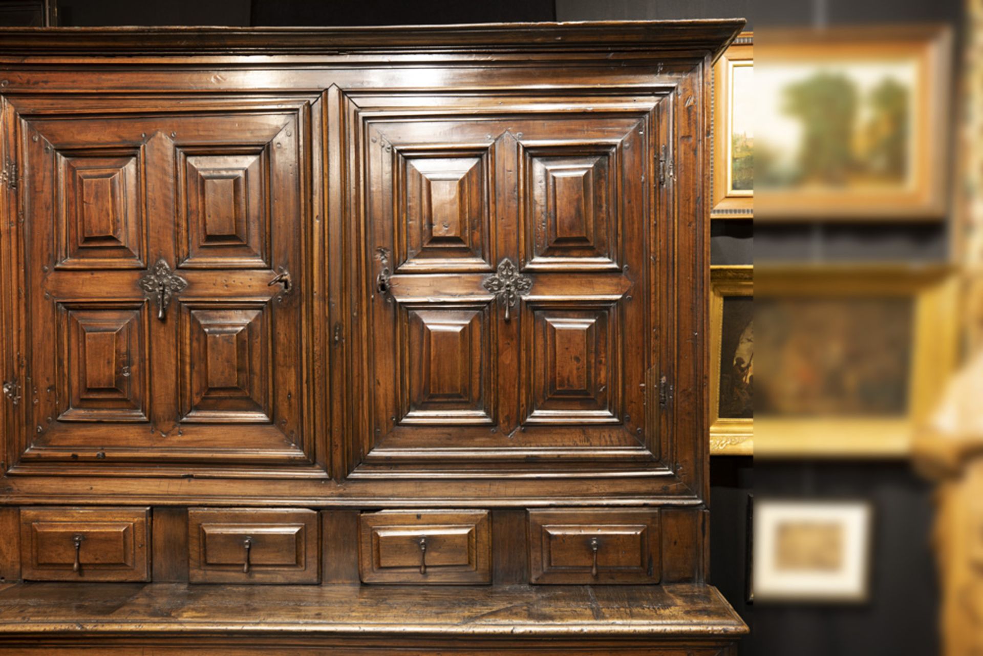 17th Cent. Italian cupboard in walnut with panels with typical "caissons" || ITALIË - 17° EEUW - Bild 3 aus 3