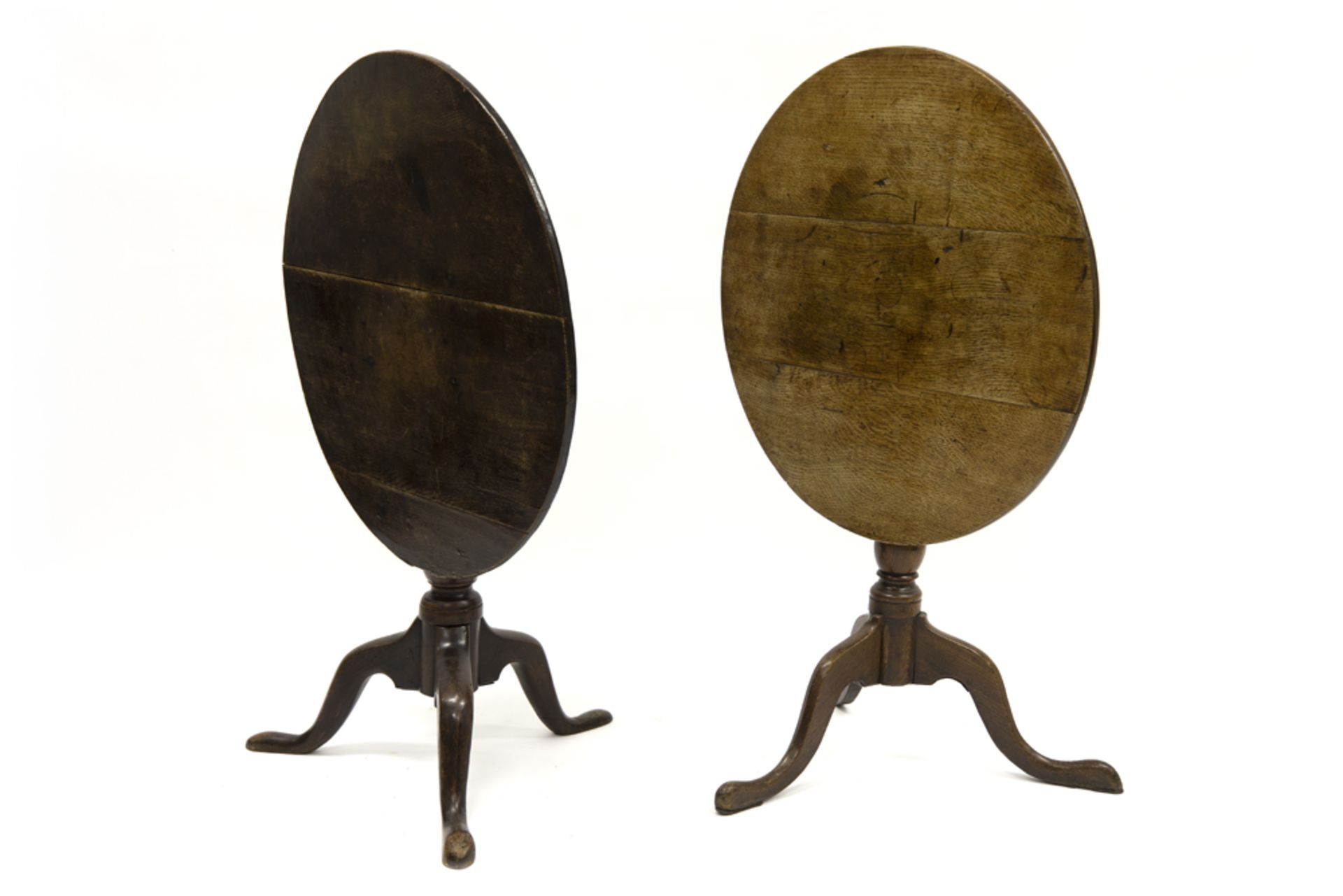 two 18th Cent. English tip up tables in oak || Lot van twee achttiende eeuwse Engelse bijzettafels - Bild 2 aus 3