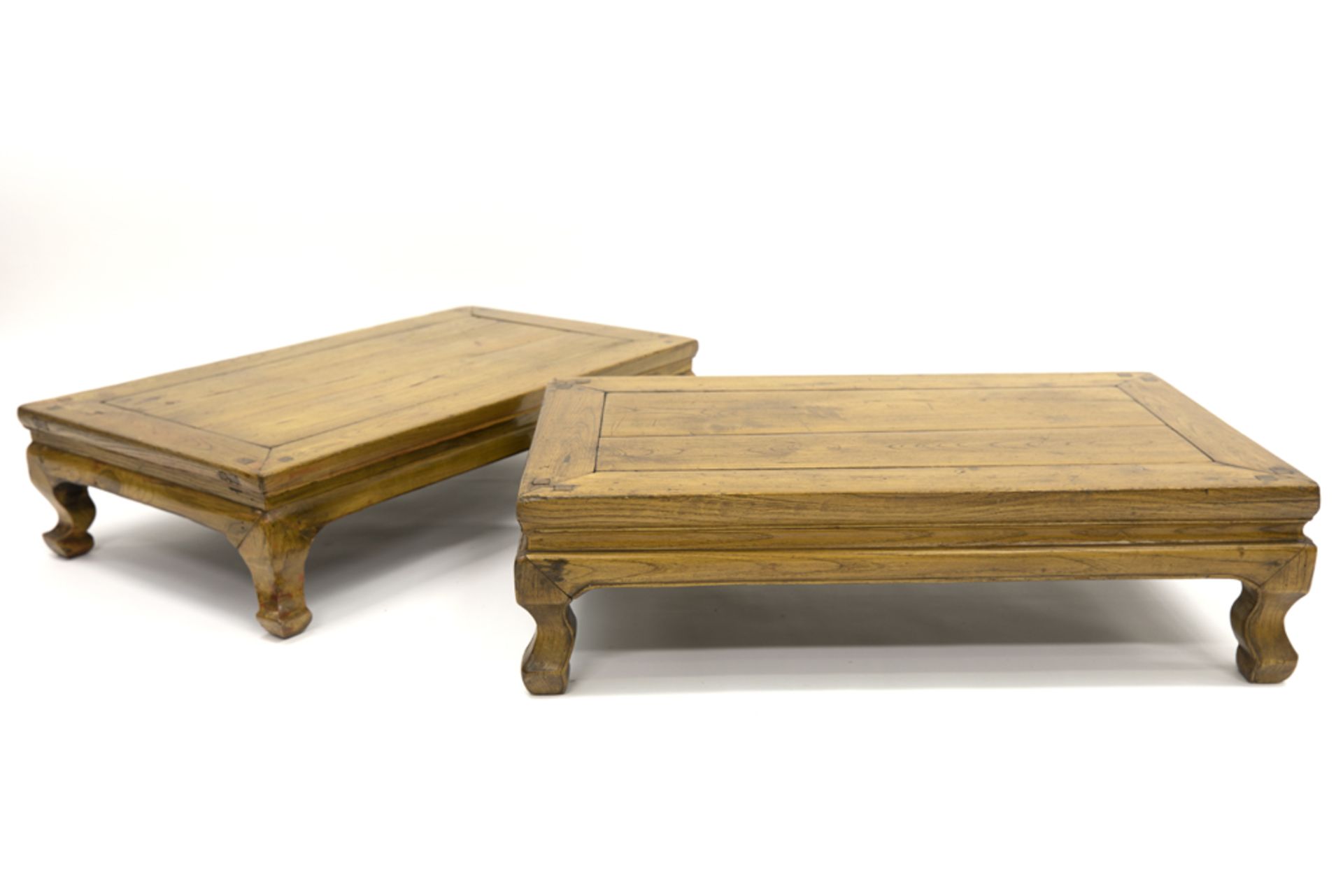 pair of antique Chinese occasional/tea tables in blond wood || Paar antieke Chinese bijzet/ - Bild 2 aus 2