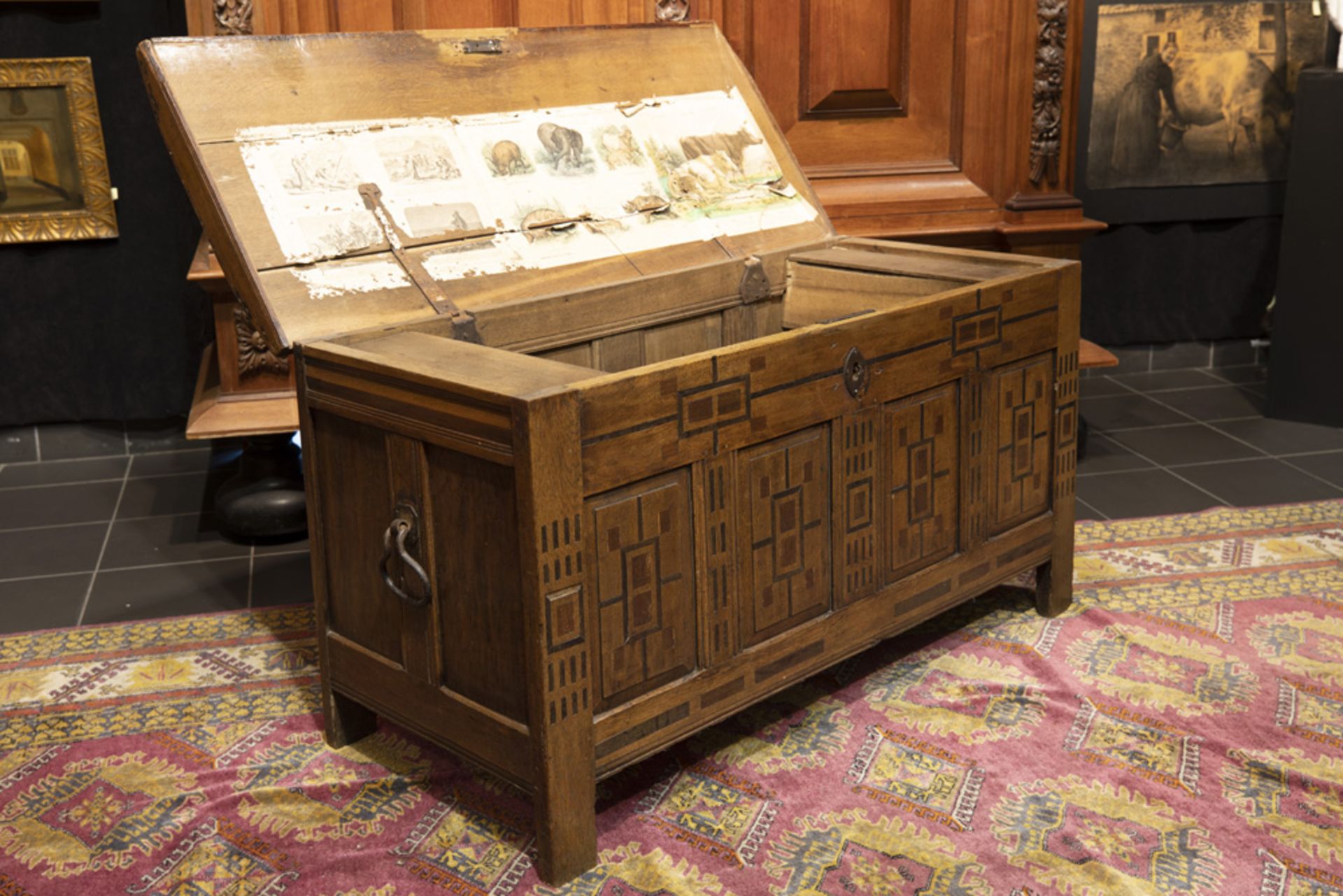 18th Cent. Dutch chest in oak with inlay || Achttiende eeuwse Zeeuwse koffer in blonde eik met front - Bild 2 aus 4