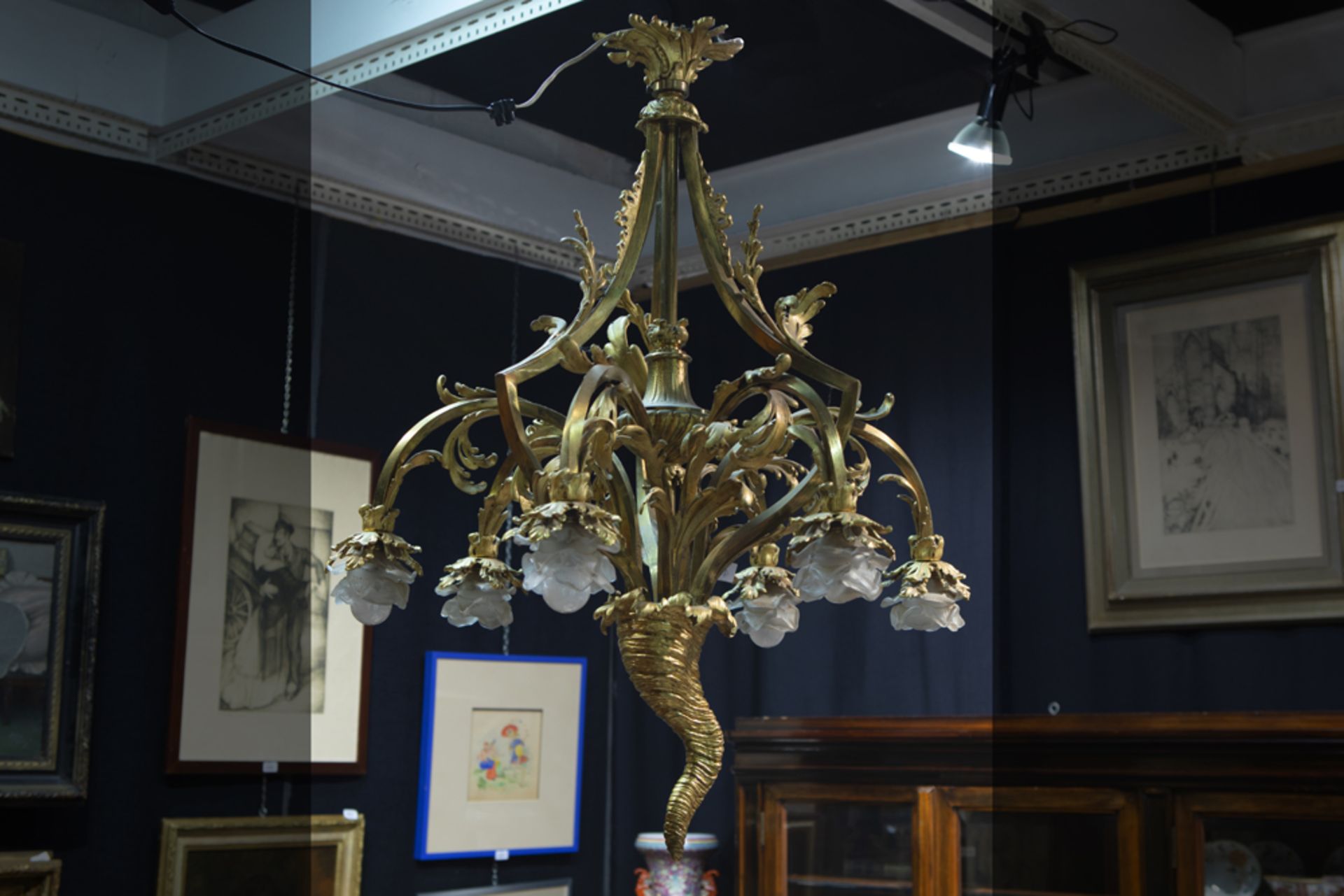 'antique' cornucopia-shaped chandelier in gilded bronze || 'Antieke' luster in de vorm van een hoorn