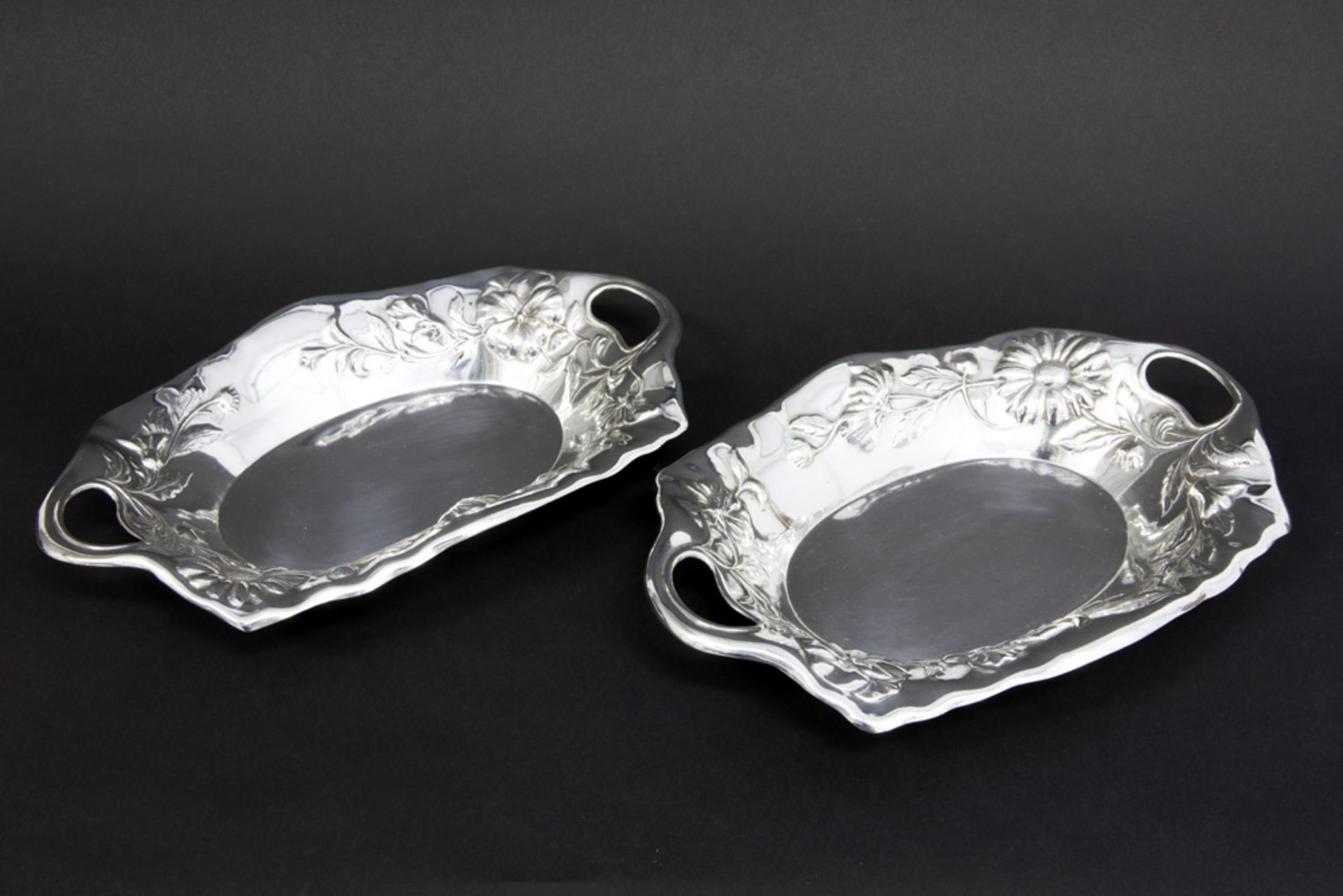 pair of Belgian Art Nouveau bread baskets marked Wiskeman || WISKEMAN paar Art Nouveau-