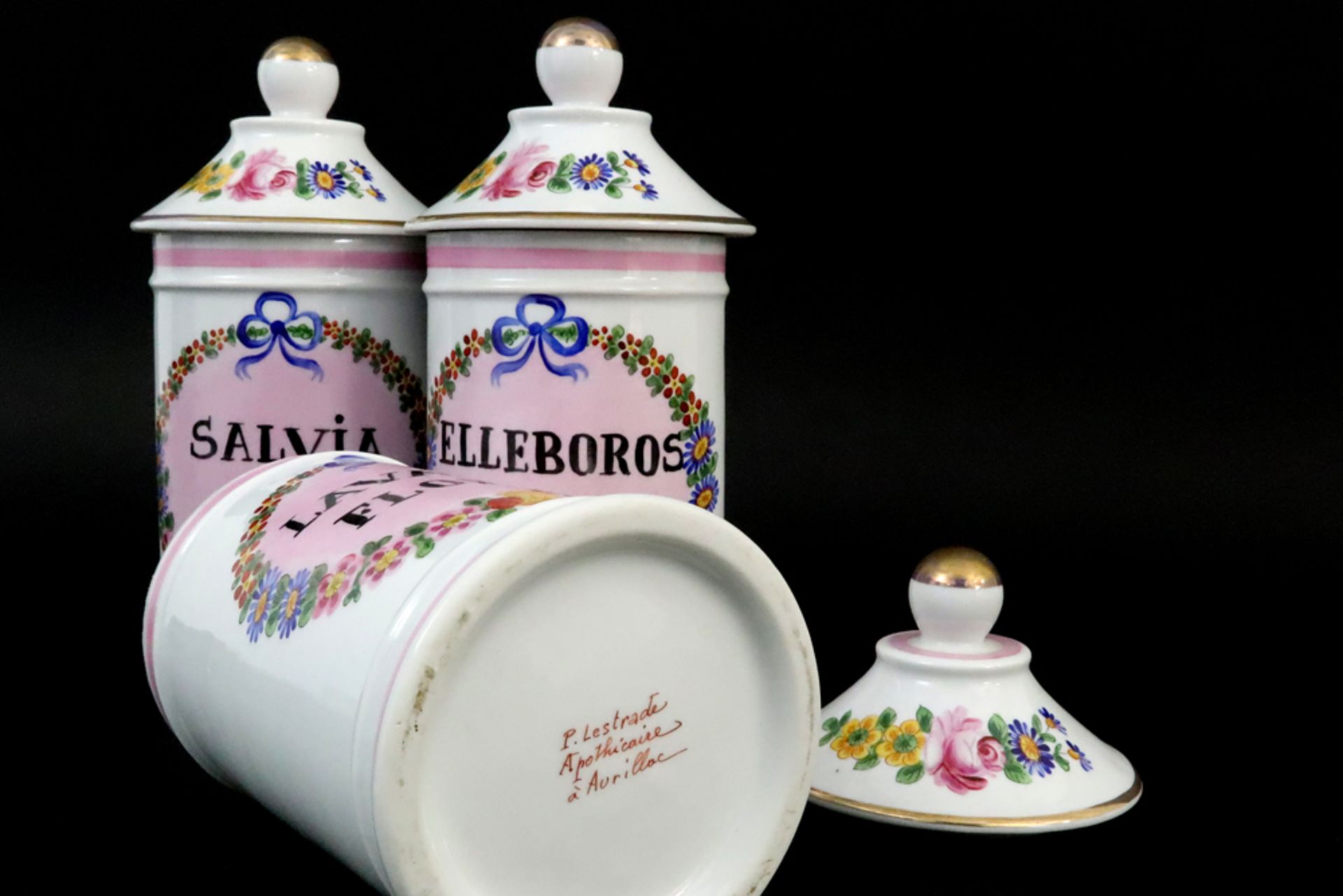 set of nine French pharmaceutical jars in marked porcelain with painted decors || Reeks van negen - Bild 2 aus 3