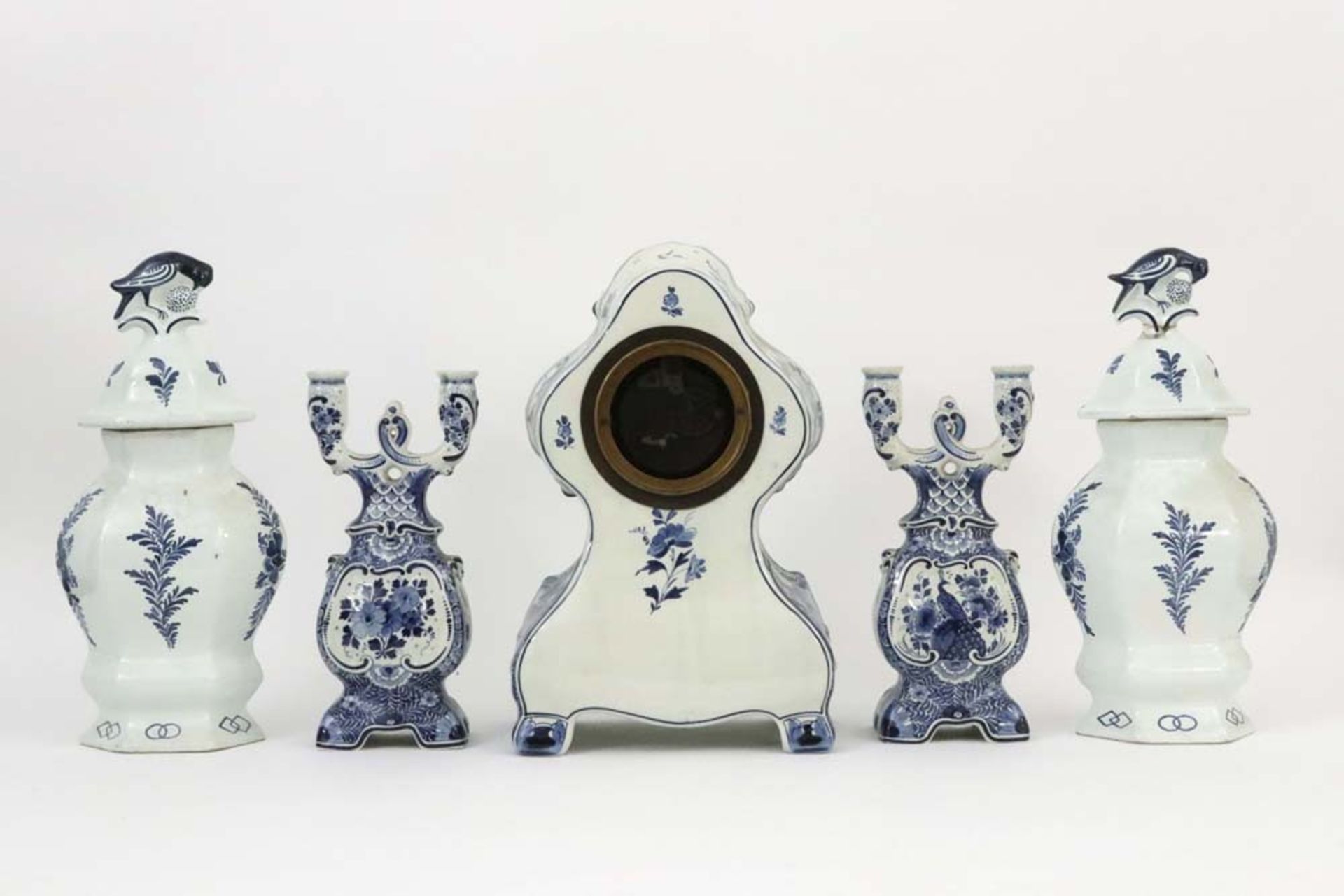 garniture and two lidded vases in marked ceramic from Delft || Lot met een driedelige - Bild 2 aus 8