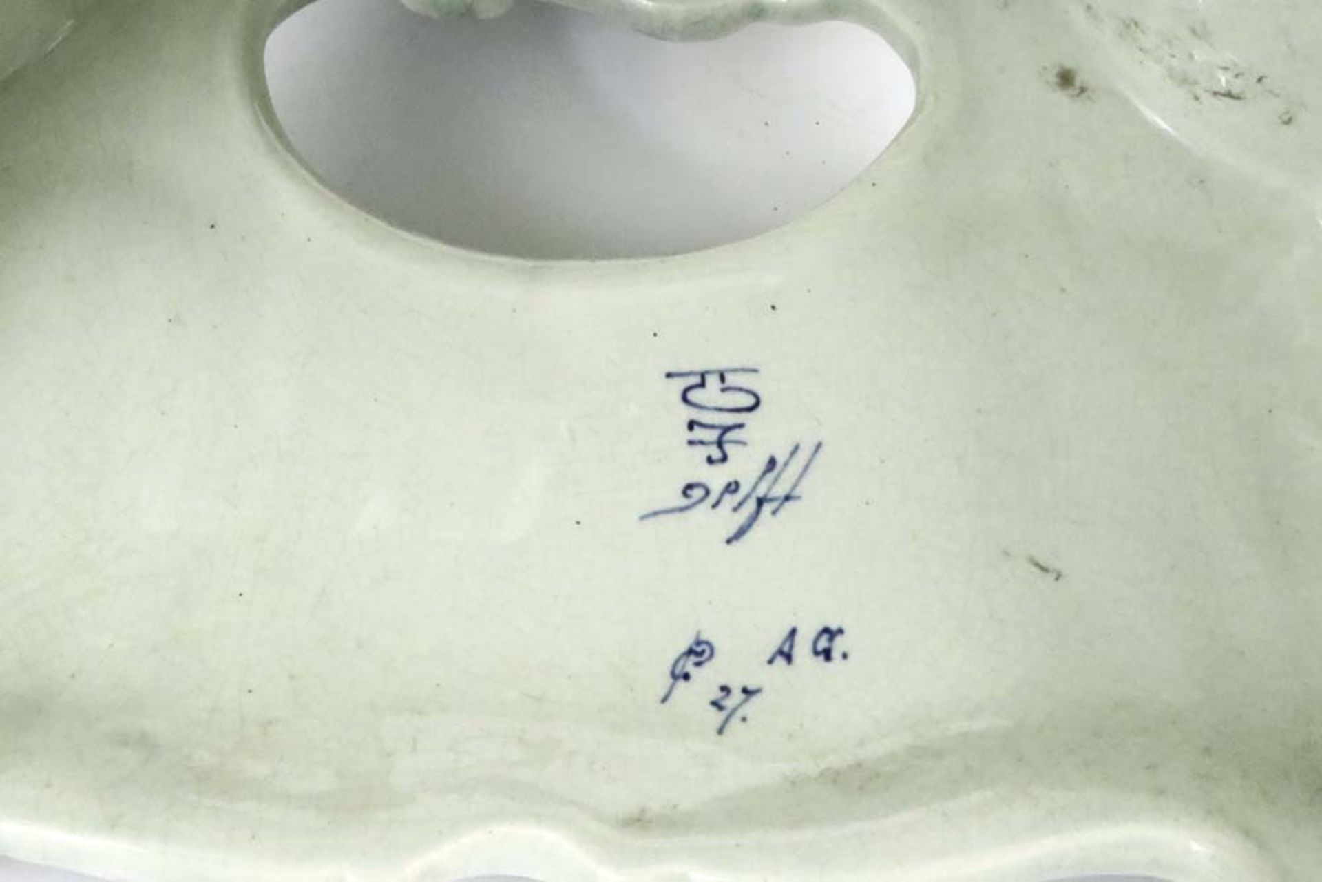 garniture and two lidded vases in marked ceramic from Delft || Lot met een driedelige - Bild 6 aus 8