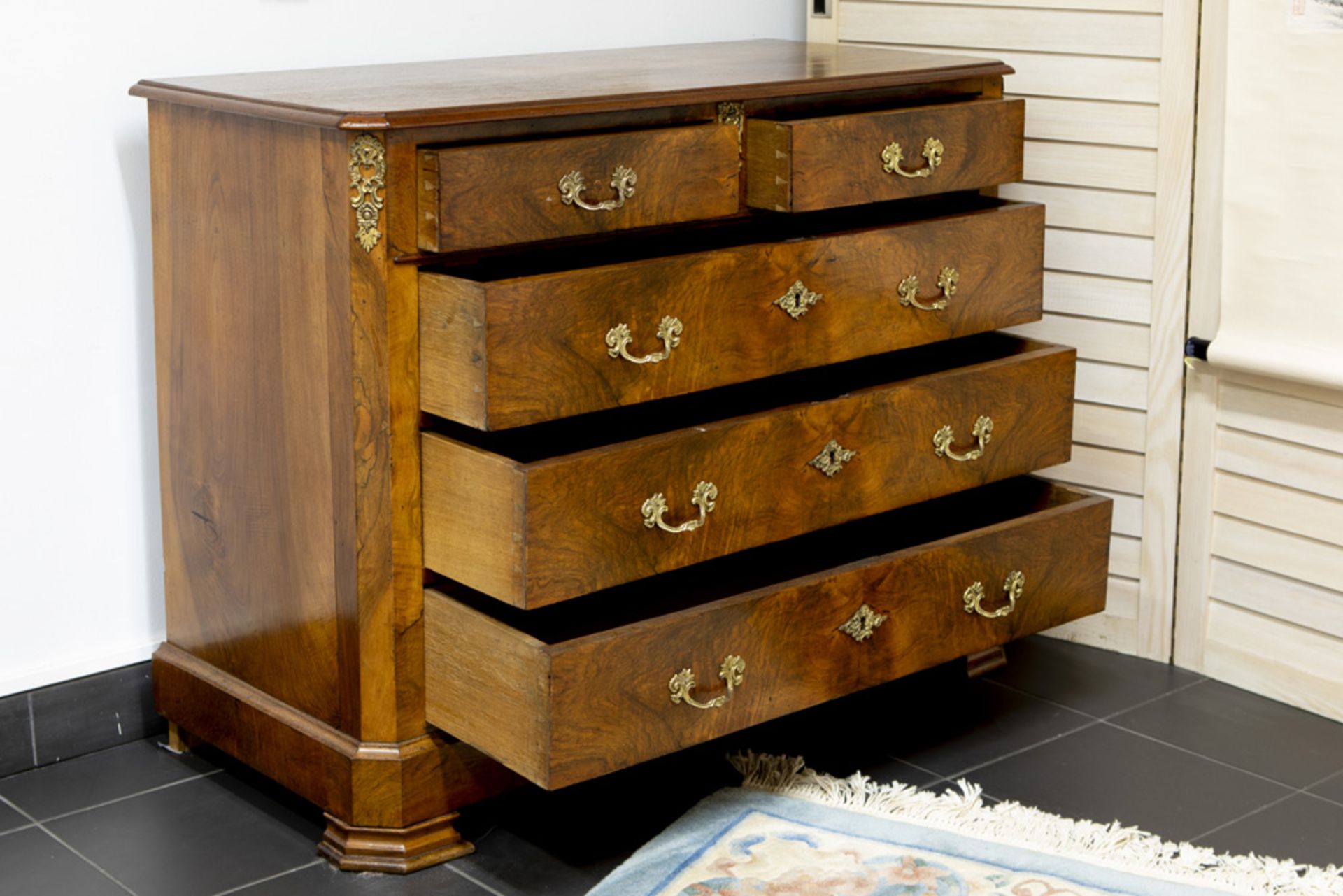 19th Cent. chest of drawers in burr wood || Negentiende eeuwse commode in wortelhout met vijf laden - Bild 2 aus 2