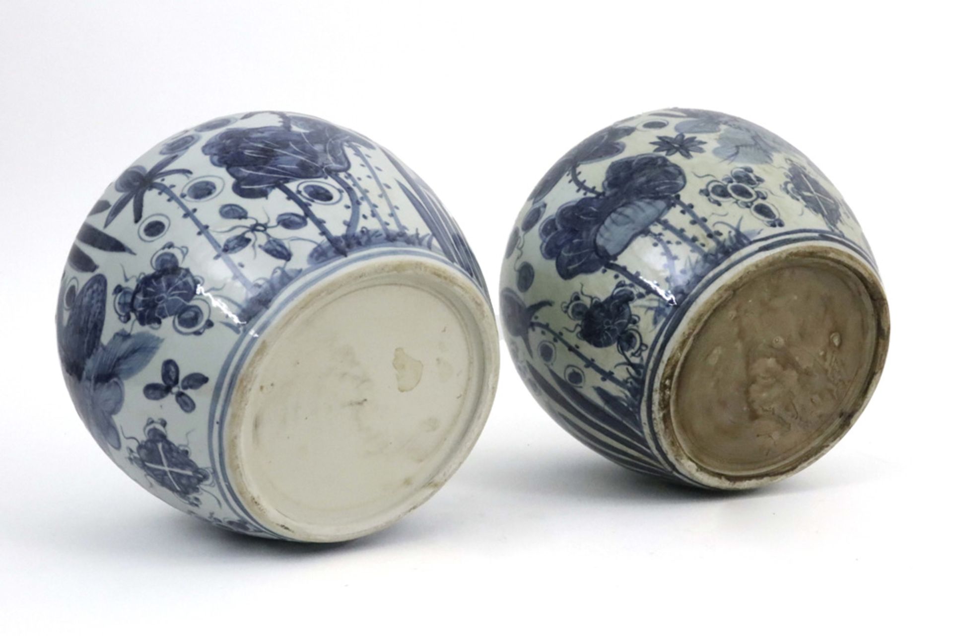 pair of Chinese ginger jars in porcelain with a blue-white decor || Paar Chinese gemberpotten in - Bild 4 aus 4