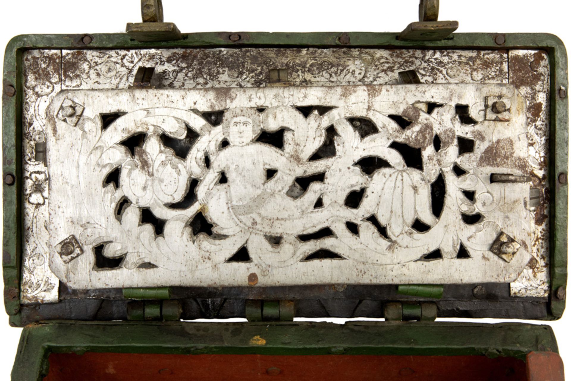 because of the small size rare 17th Cent. money chest/box in iron with its original well preserved - Bild 6 aus 7