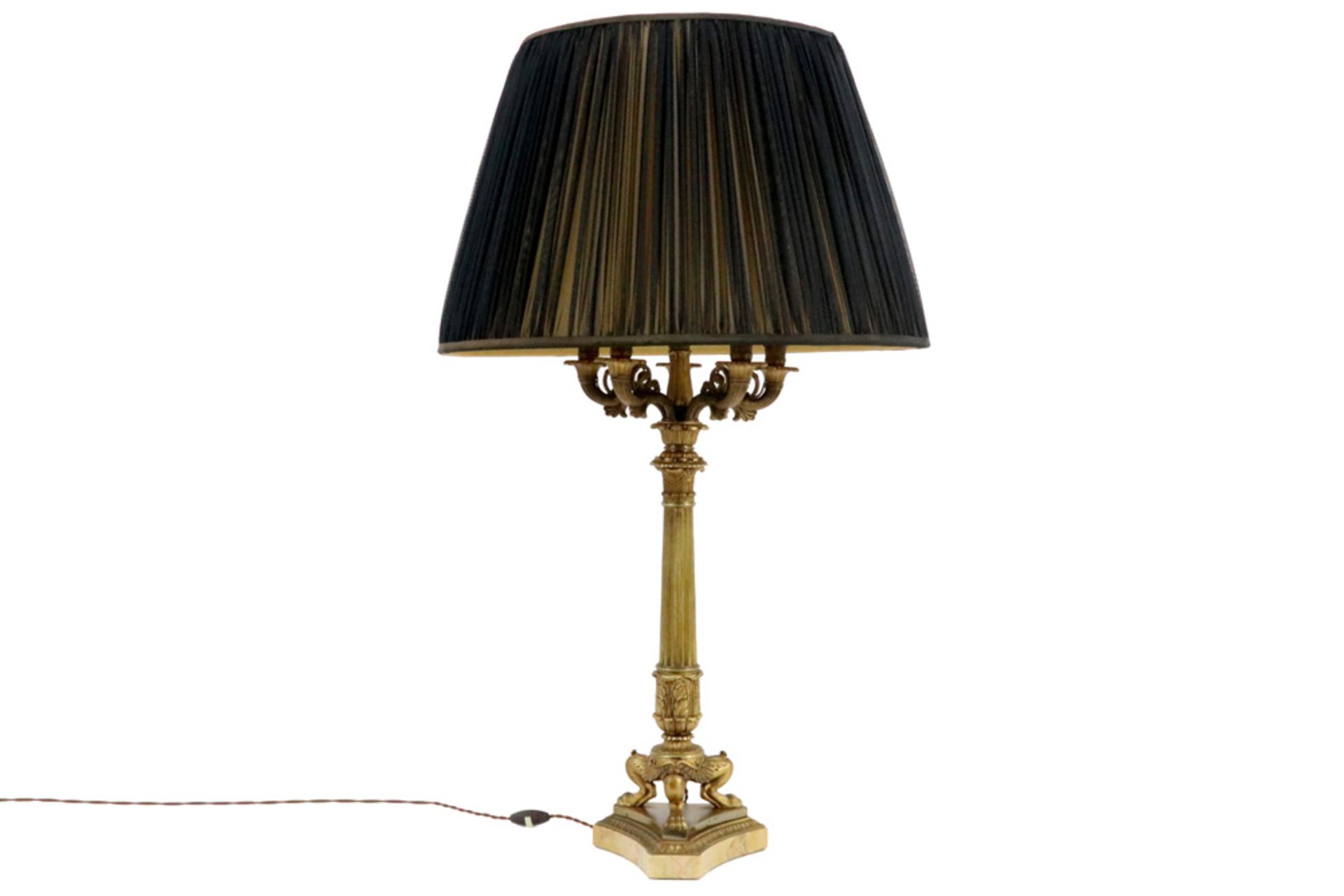 lamp with an 'antique' Empire style candelabra in gilded bronze on a marble base || Schemerlamp