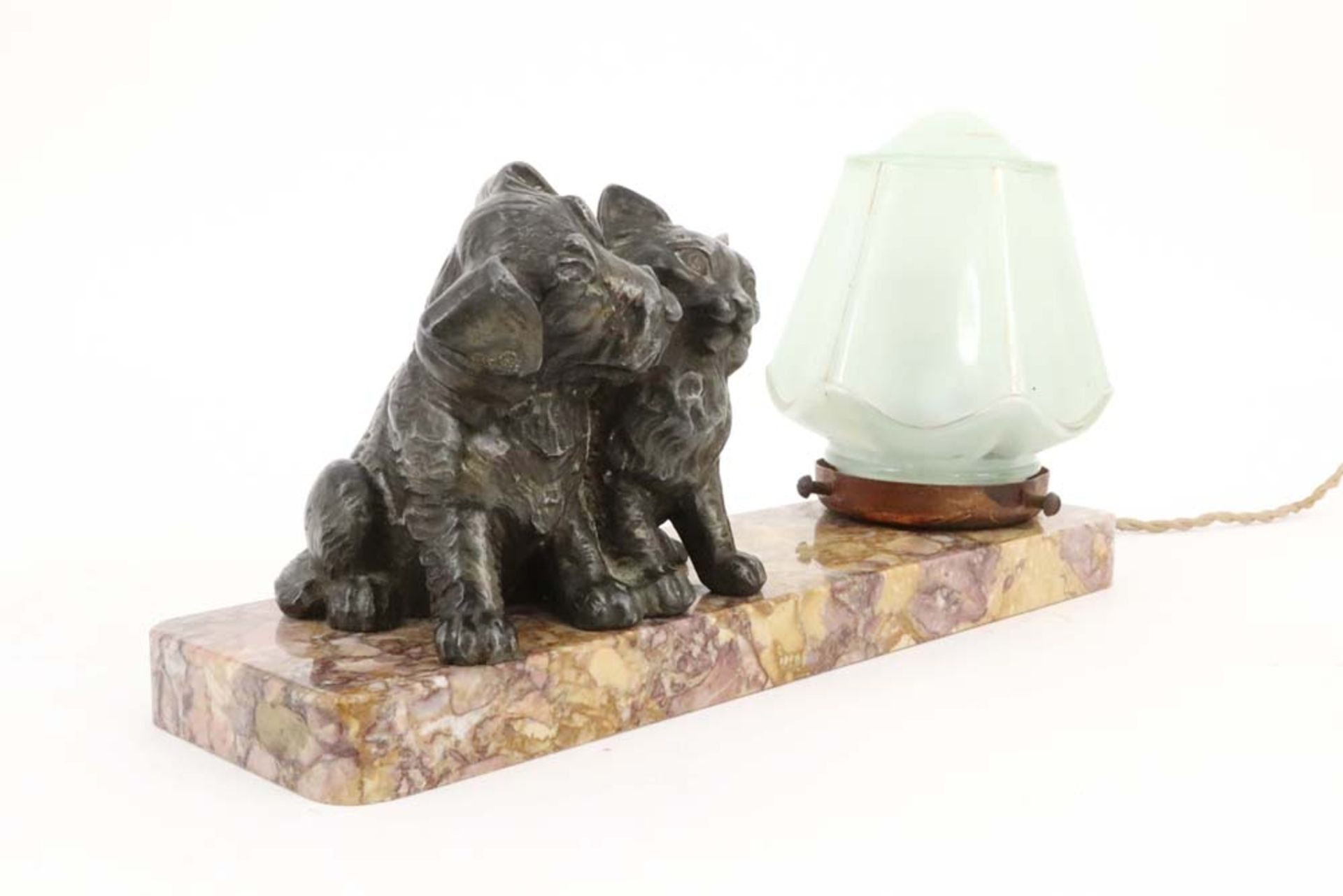 forties' lamp with a sculpture of a cat and dog near a lantern on a marble base || Forties' lamp met - Bild 2 aus 4