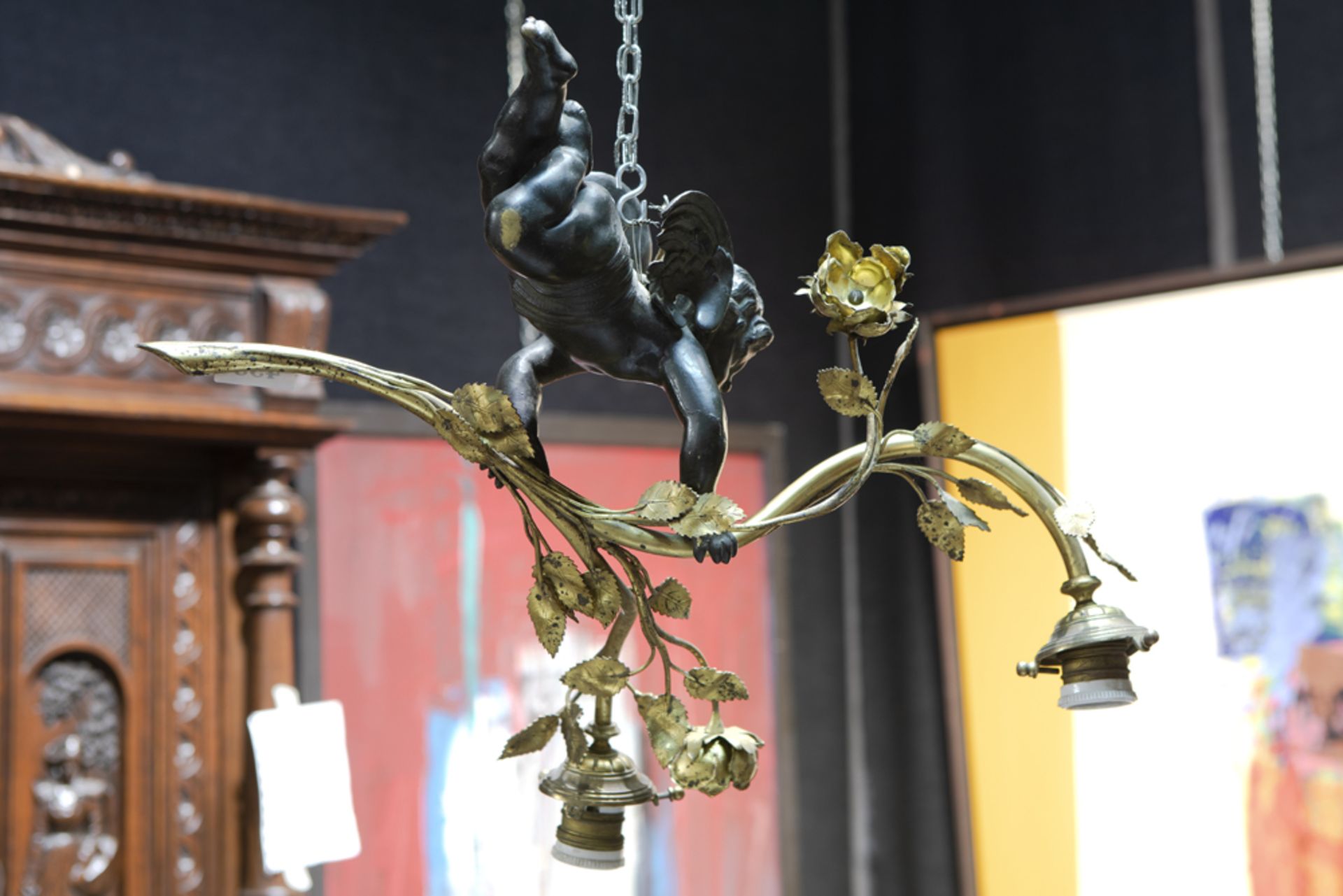 cute chandelier with a cupid in partially gilded bronze || Schattig lustertje in deels gedoreerde