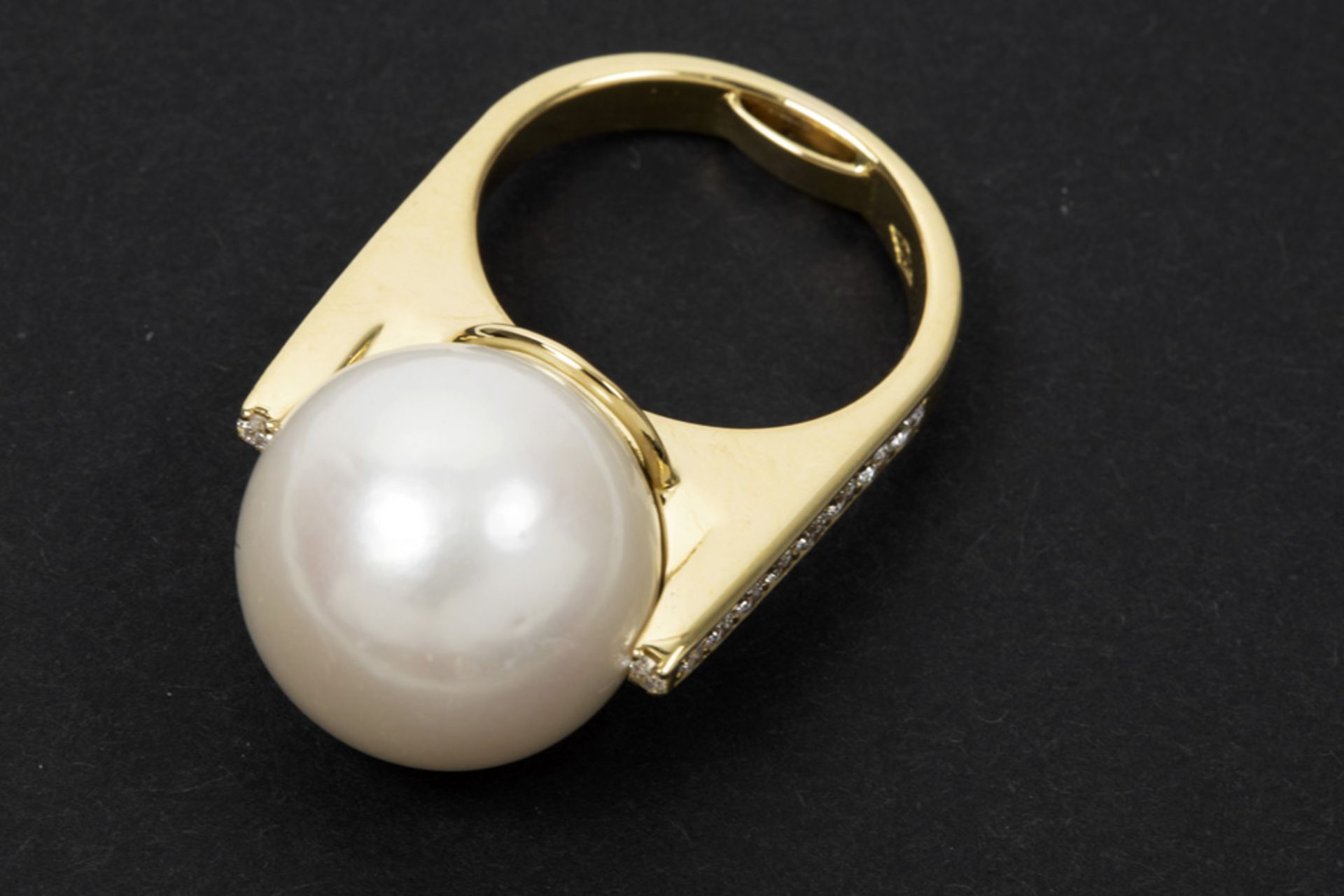 large pearl with nice lustre set in a ring in white gold (18 carat) with ca 0,30 carat of very - Image 2 of 2