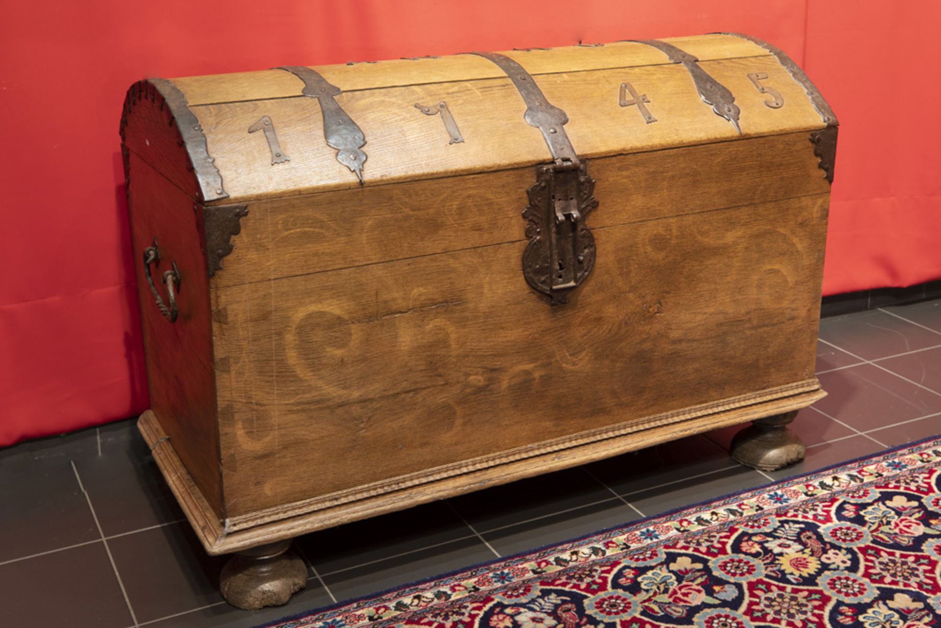 18th Cent. oak "1745" dated chest || Achttiende eeuwse reiskoffer in blonde eik met typisch