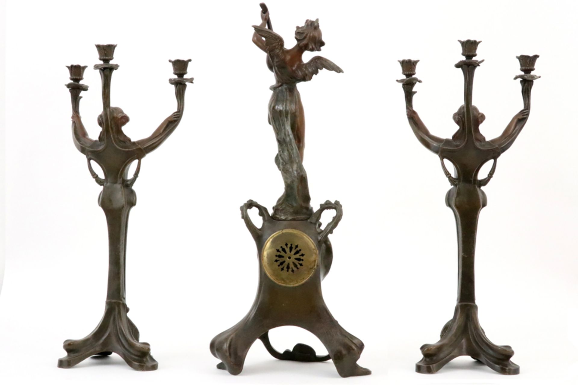 Art Nouveau garniture in zamac with several patinas : a pair of candelabra and a clock || Driedelige - Image 2 of 3