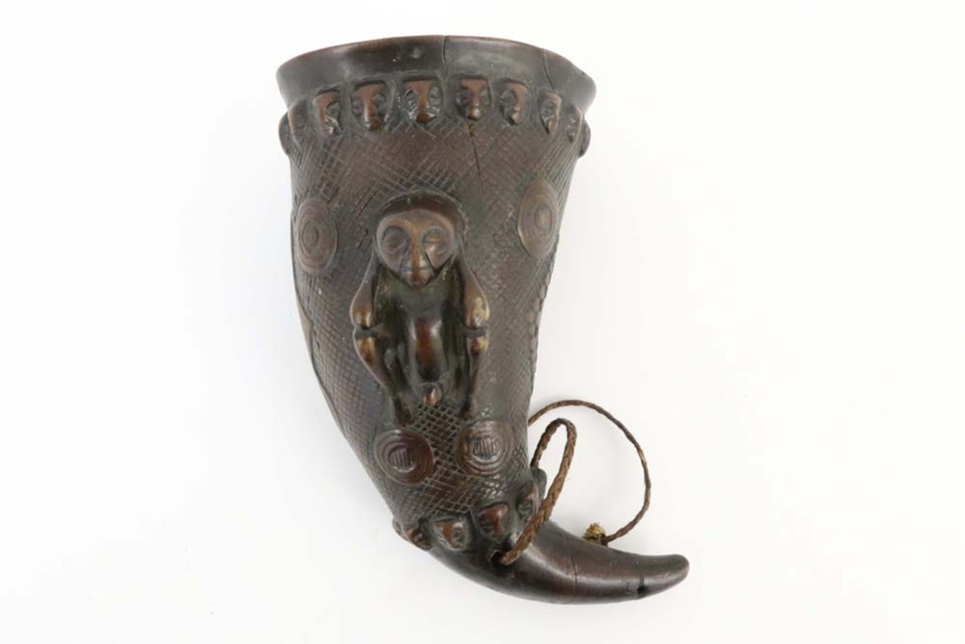 old Congolese royal Kuba wine horn with typical ornamentation || AFRIKA - KONGO oude koninklijke