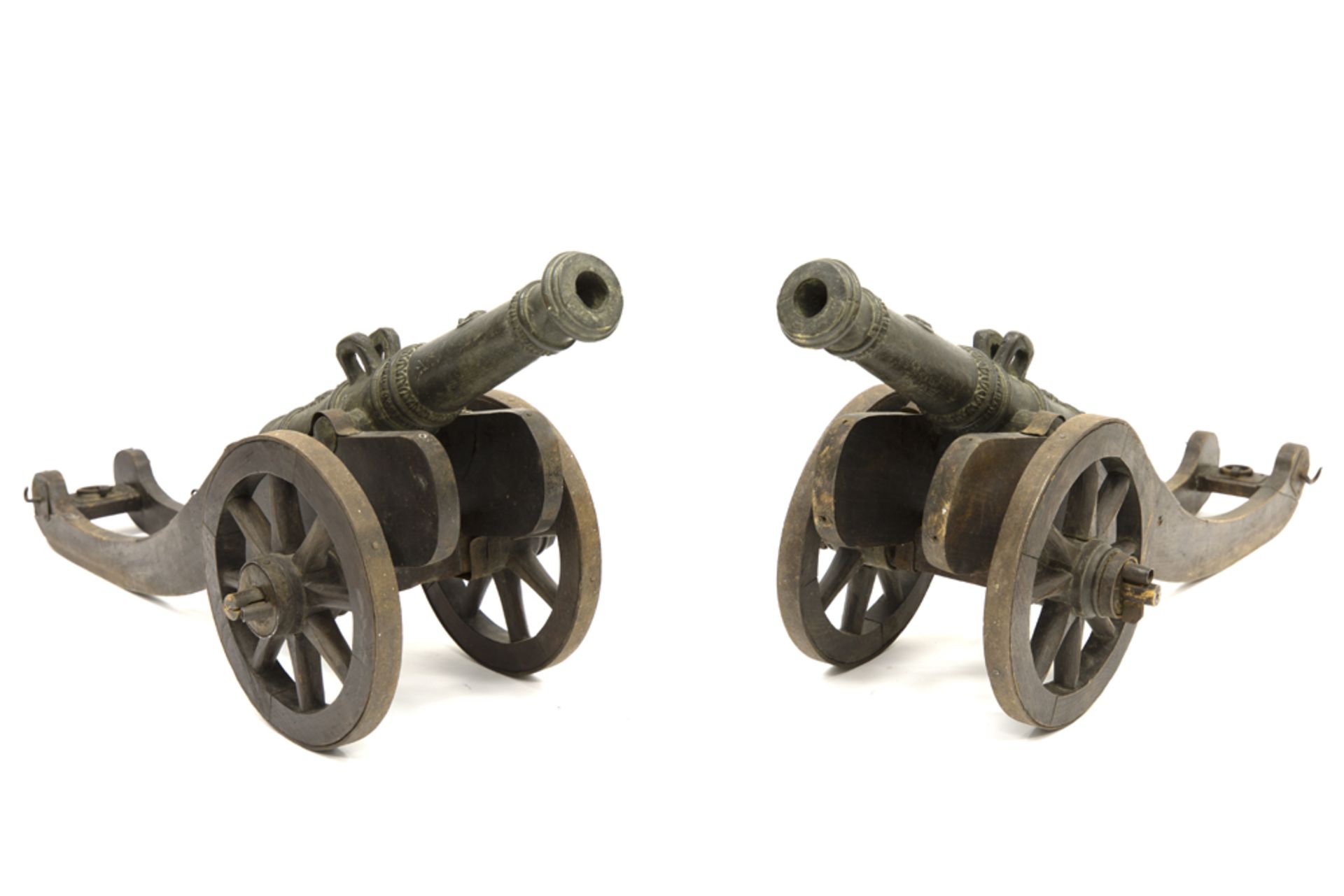 pair of antique bronze 16th Cent. style miniature canons each on their charriot in wood || Paar