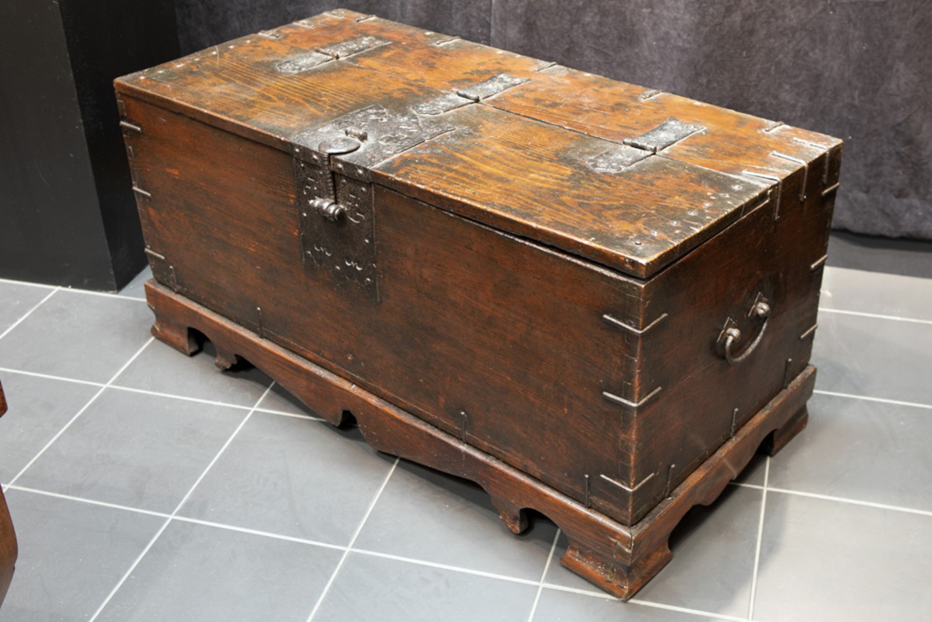 antique Japanese chest || Antiek Japans koffermeubel met typisch beslag