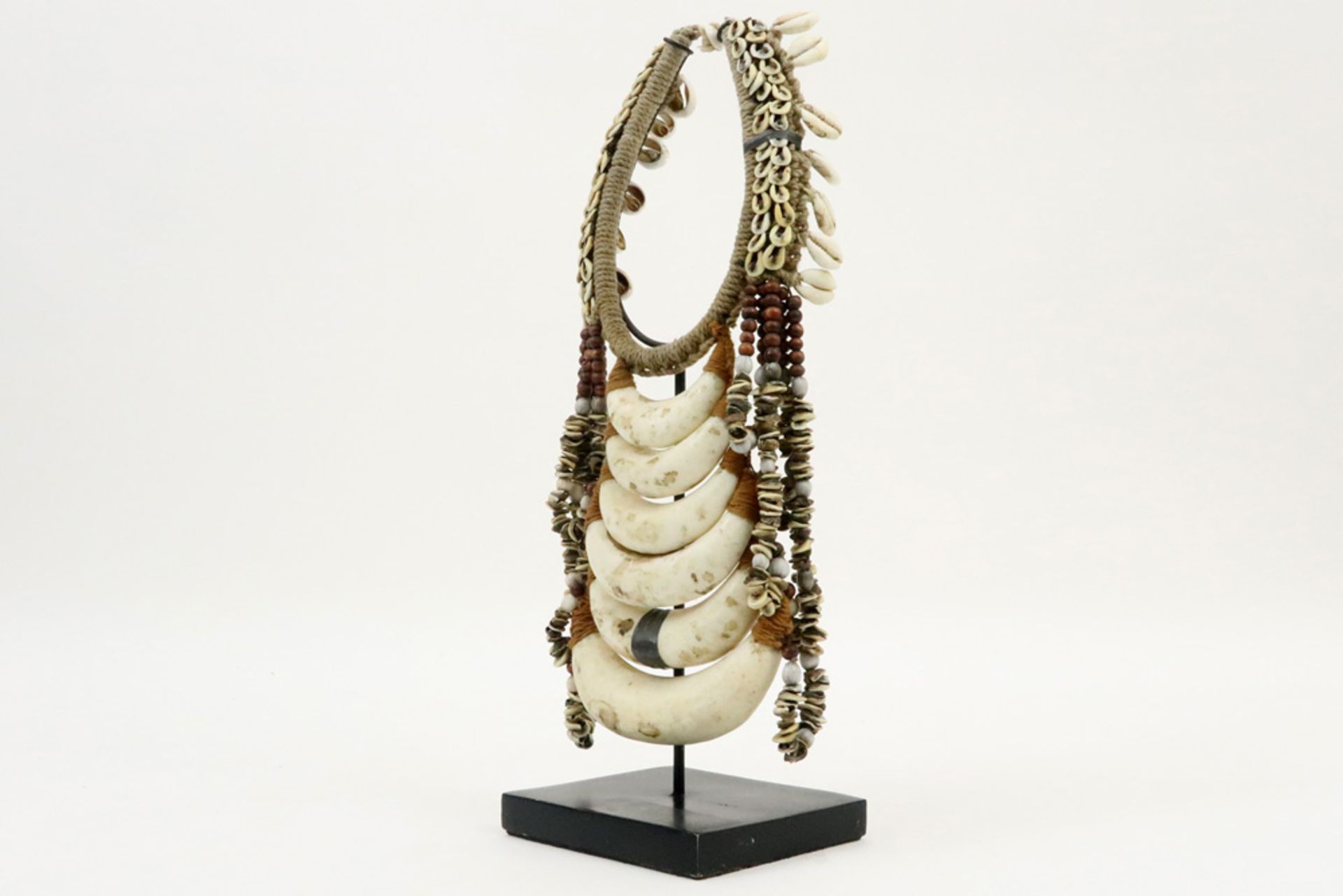 oriental tribal breast piece with six pig's teeth || Oosters tribaal borststuk met zes varkenstanden - Bild 2 aus 3