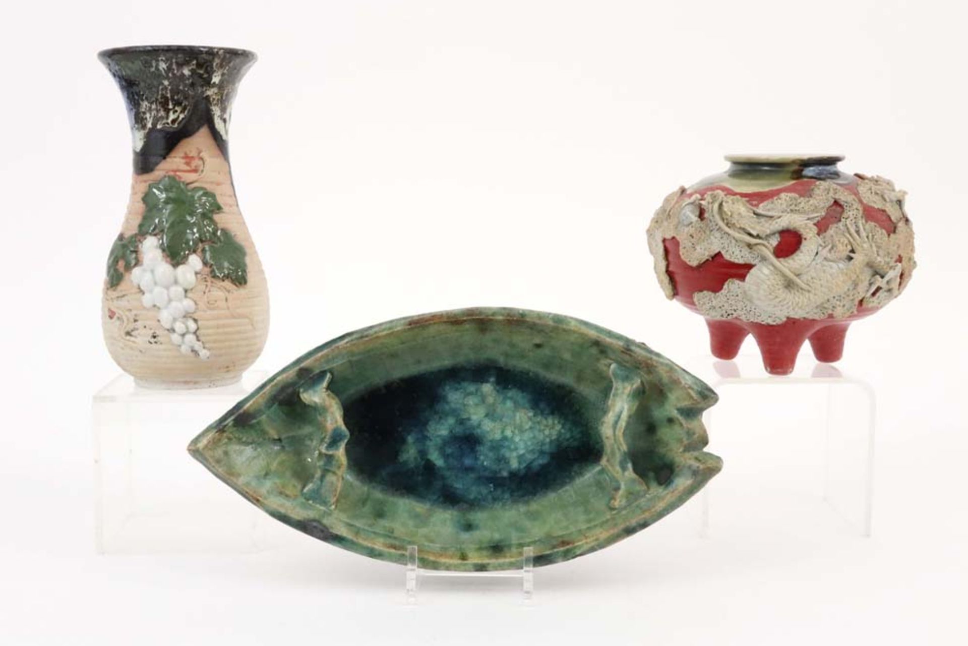 three antique Japanese Sumida Gawa ceramic items : an incense burner, a boatshaped dish and a - Bild 2 aus 6