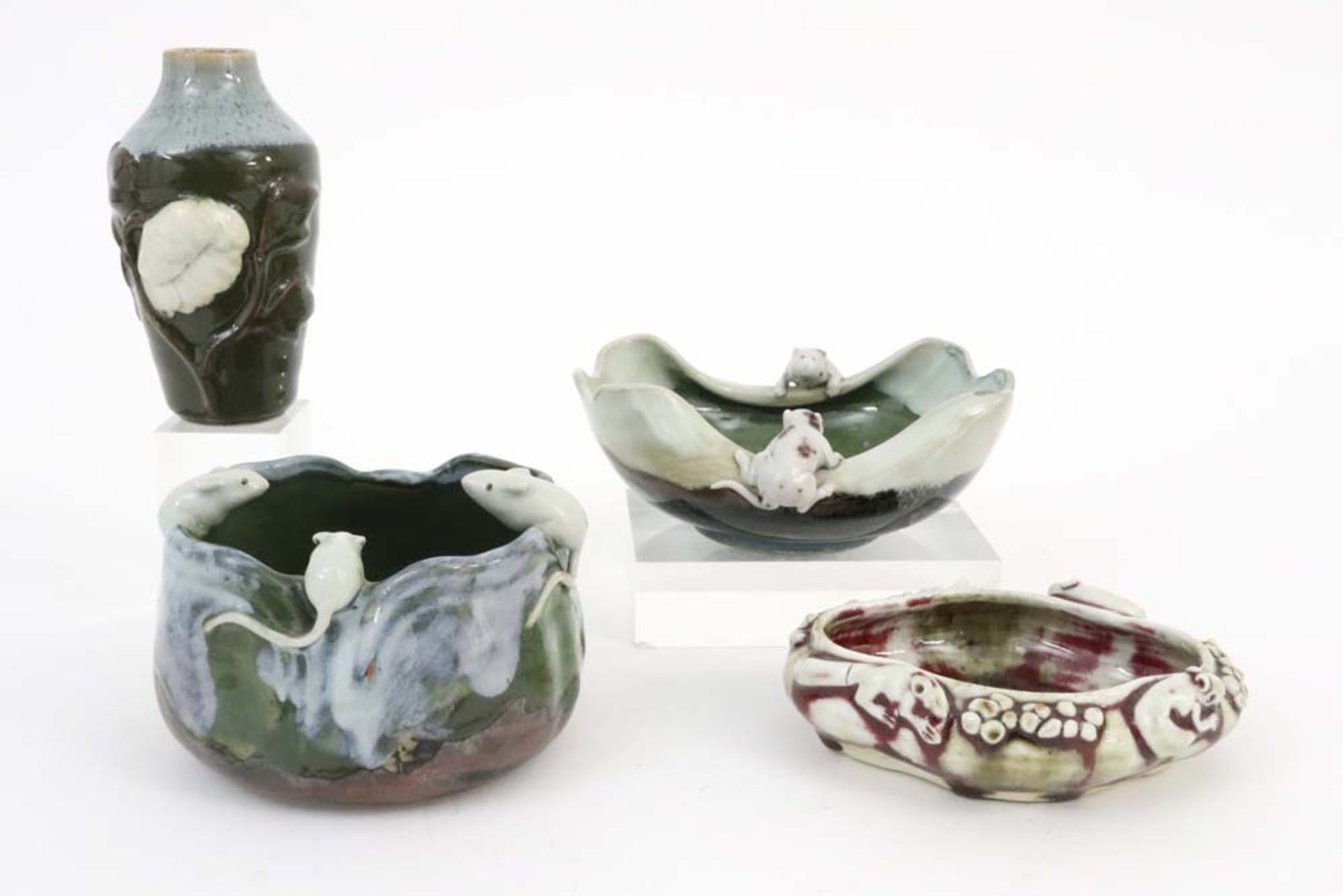 four antique Japanese Sumida Gawa ceramic items || Lot (4) antieke Japanse Sumida Gawa keramiek,