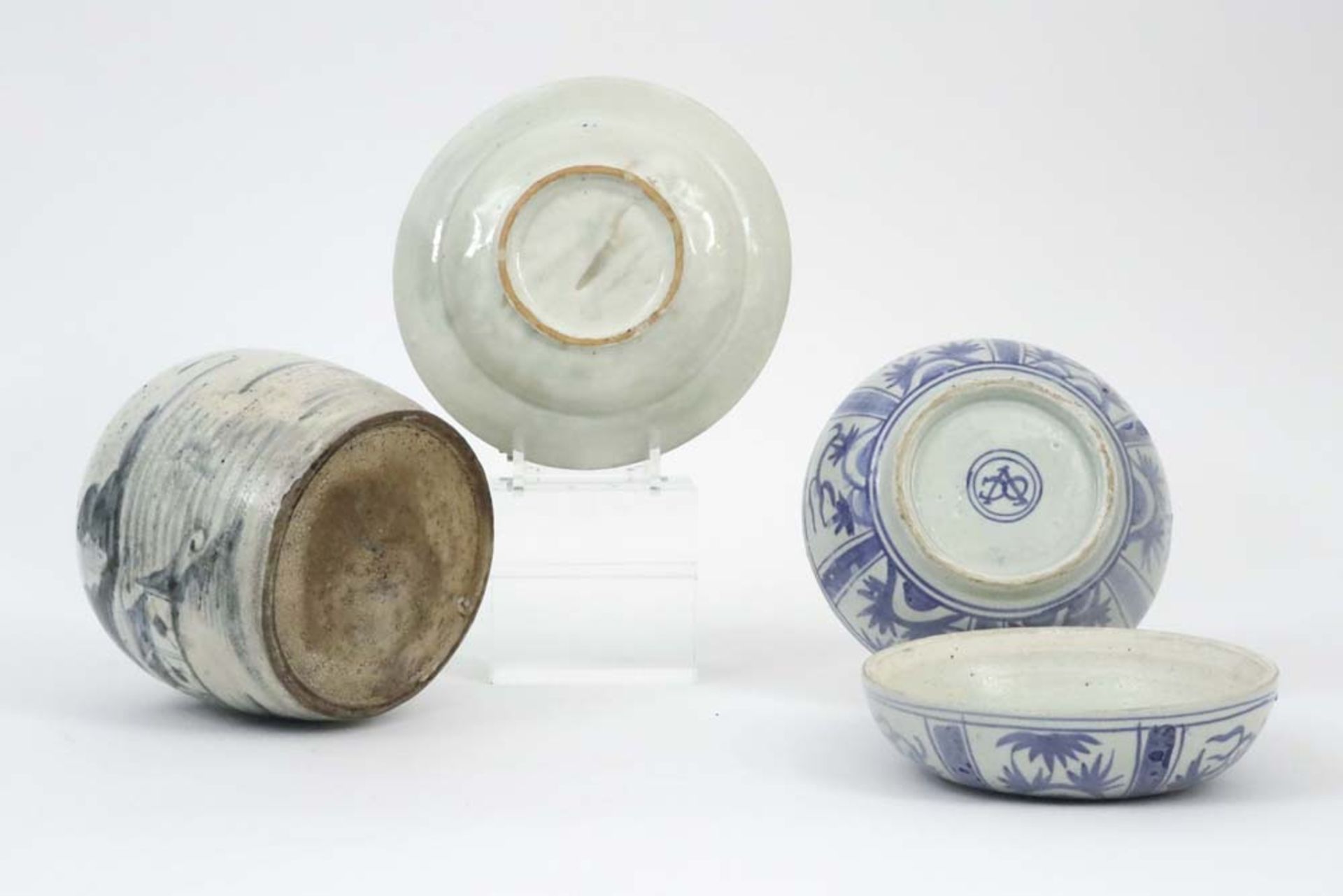 3 pieces of oriental porcelain with blue-white decor : a dish, a Japanese vase with cover and a - Bild 3 aus 3