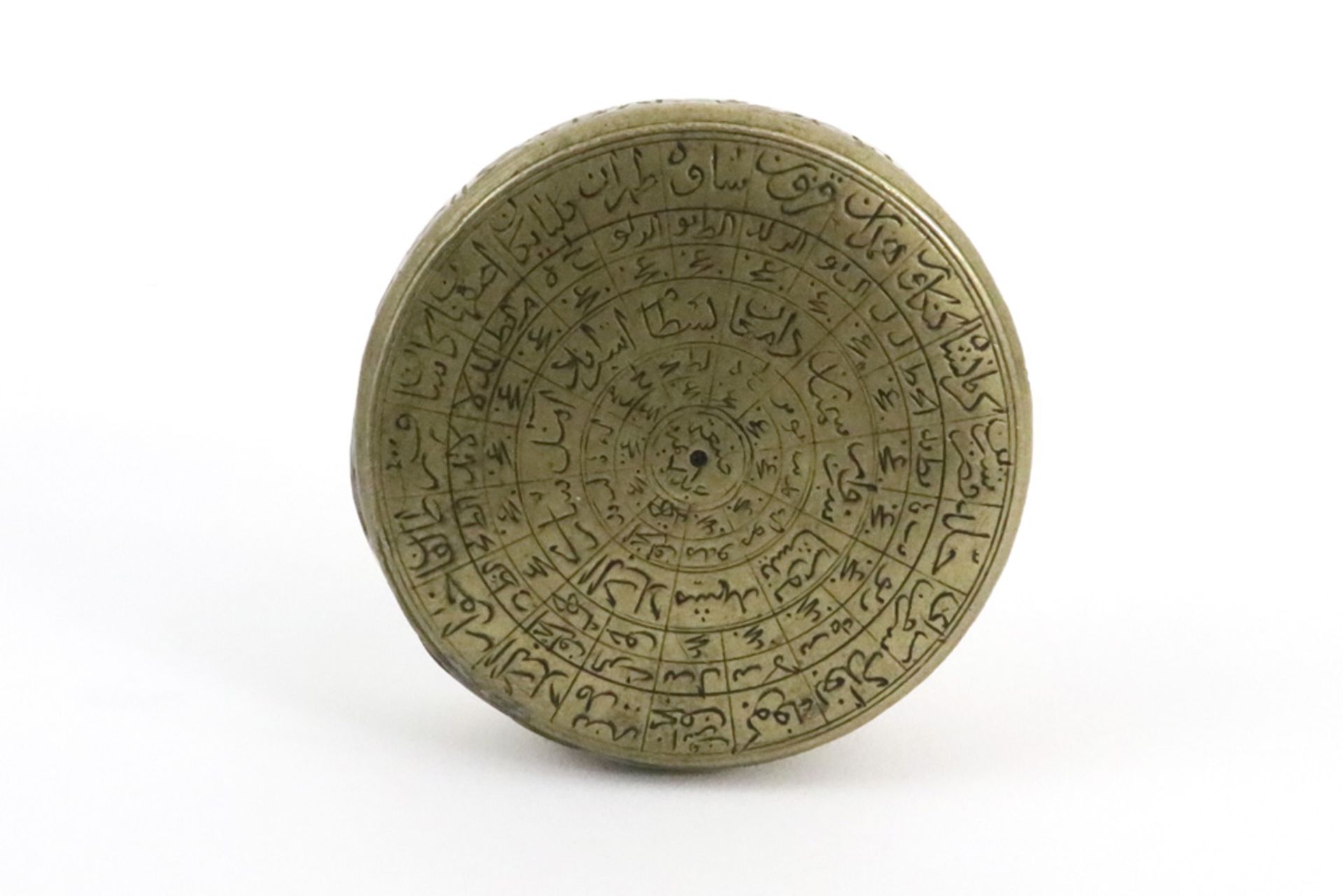 antique Persian compass with its lid in brass with finely engraved indications to know the direction - Bild 2 aus 4