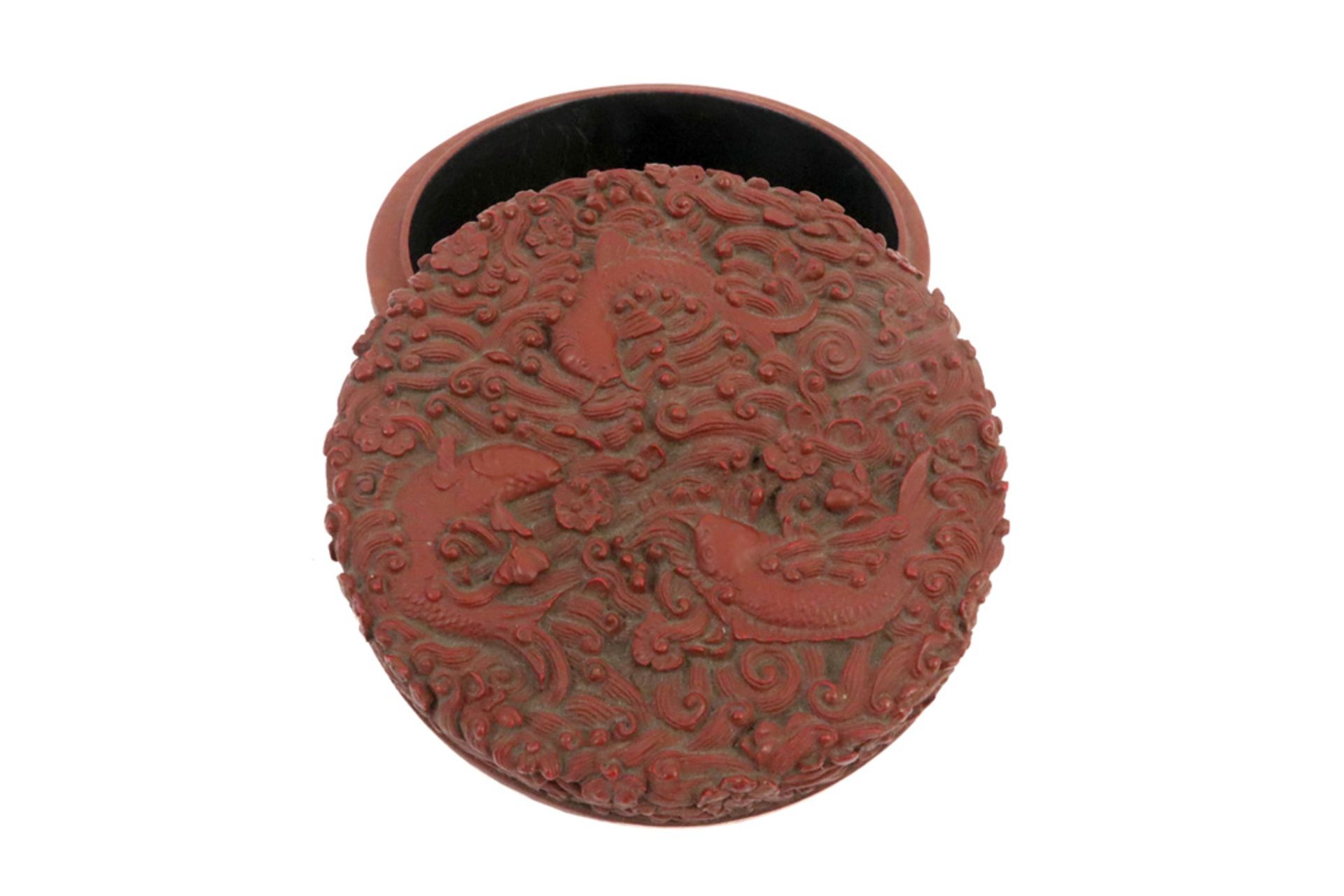 underneath marked Chinese Republic period round red lacquerware box || Onderaan gemerkt Chinese ( - Bild 2 aus 4