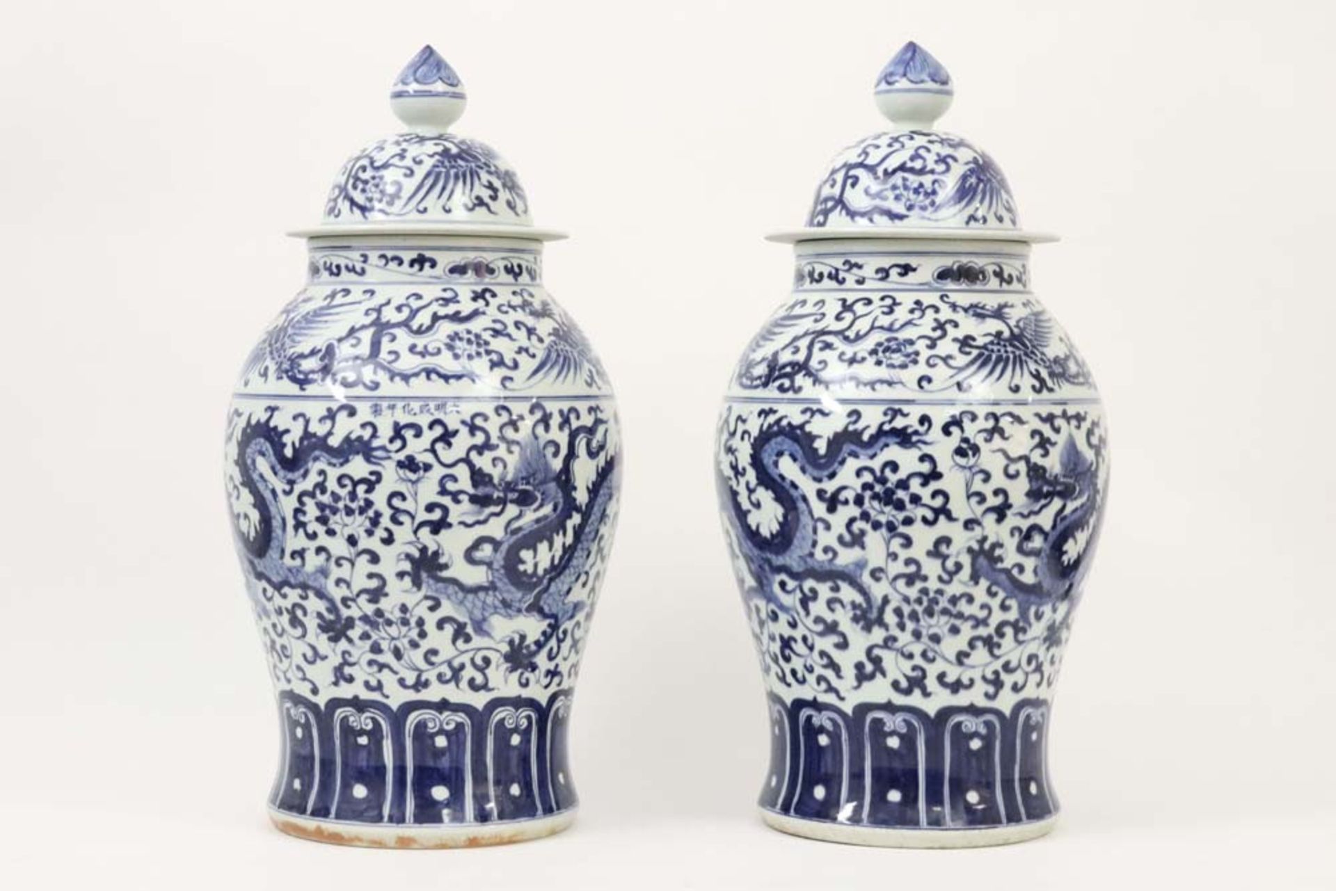 pair of Chinese lidded vases in porcelain with a blue-white decor || Paar 20ste eeuwse Chinese - Bild 2 aus 5