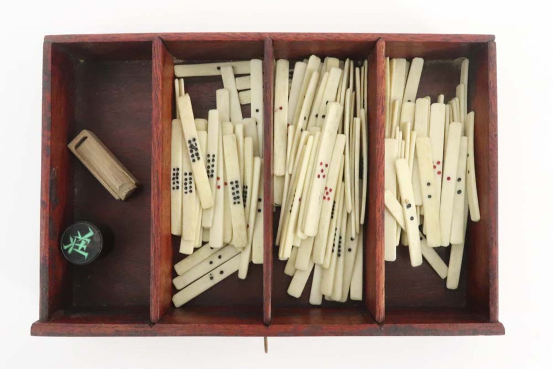 'antique' Chinese mahjong game with pieces partially in ivory in its box with drawers and with brass - Bild 3 aus 7