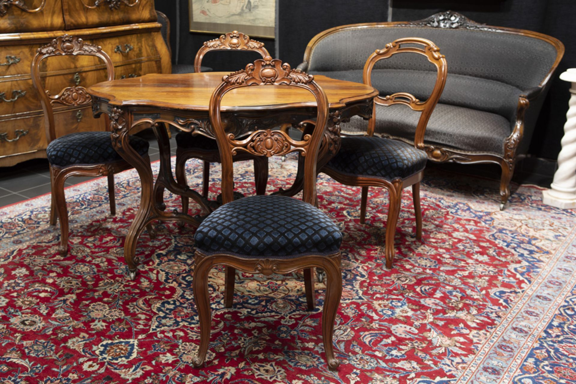 19th Cent. set of a rose-wood table and four mahogany chairs || Negentiende eeuwse set van