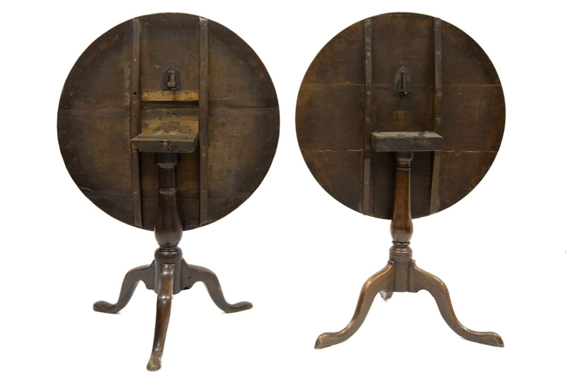 two 18th Cent. English tip up tables in oak || Lot van twee achttiende eeuwse Engelse bijzettafels - Bild 3 aus 3