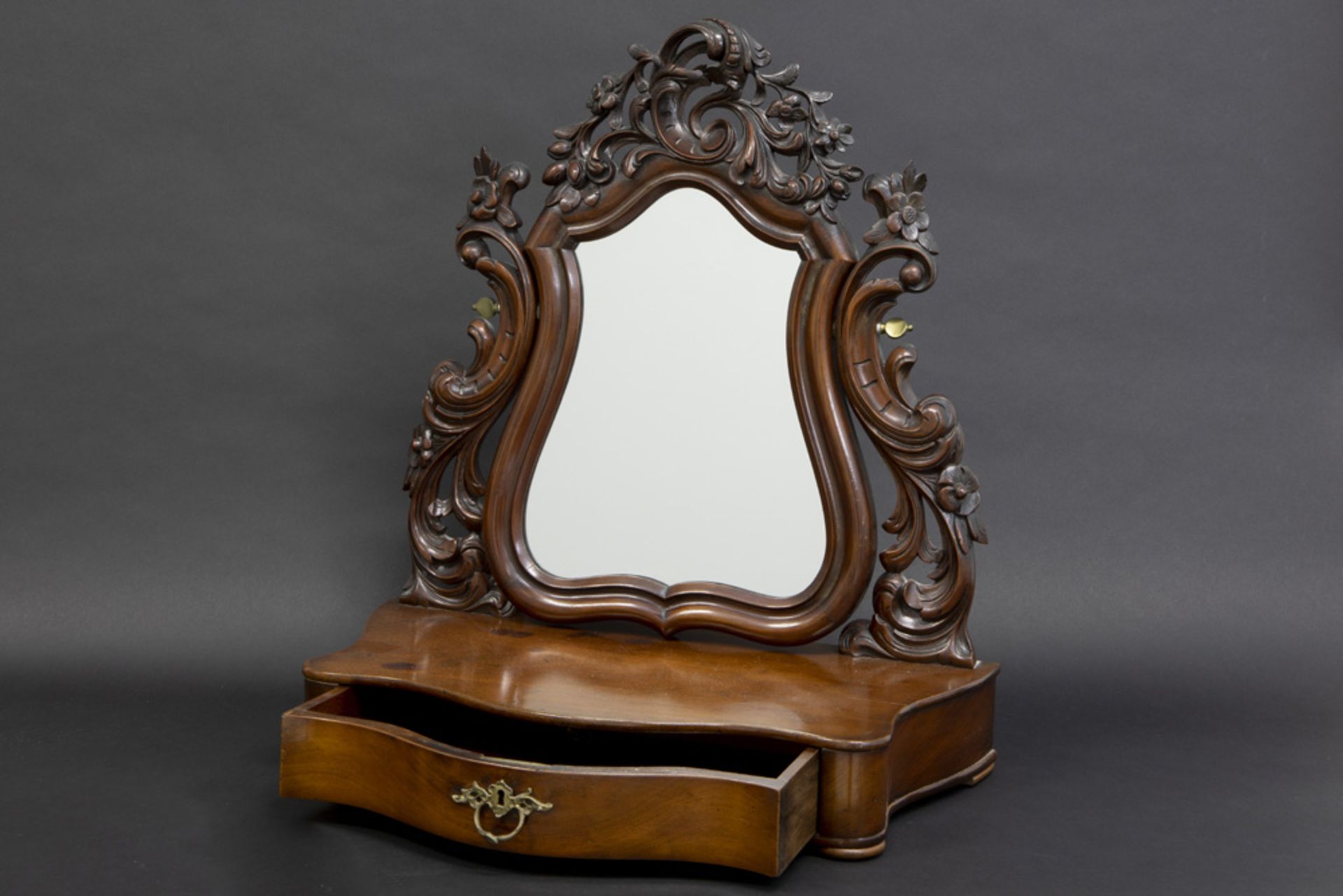 19th Cent. English mahogany powder mirror with Louis XV style carvings || Negentiende eeuwse Engelse - Image 2 of 2