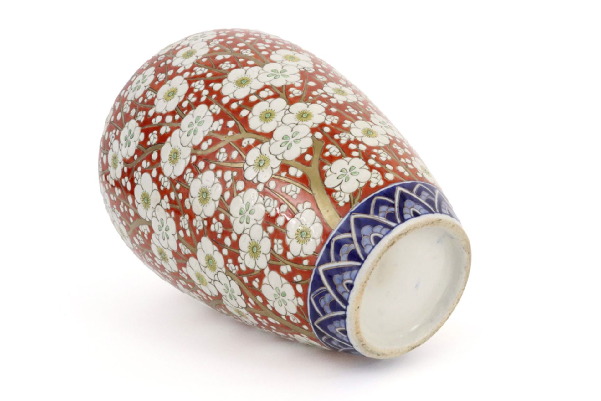 antique Japanese vase in porcelain with an Imari decor || Antieke Japanse vaas in porselein met - Image 3 of 3