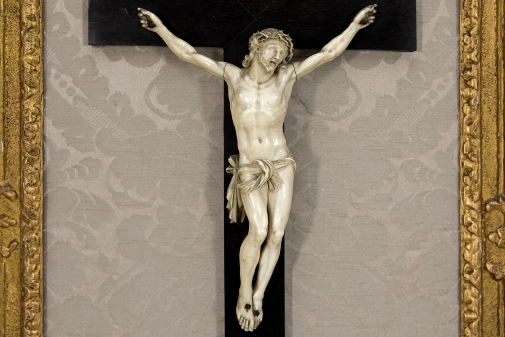 probably 18th Cent. ivory Christ corpus on an ebonised wooden cross - with gilded frame || Allicht - Bild 2 aus 3