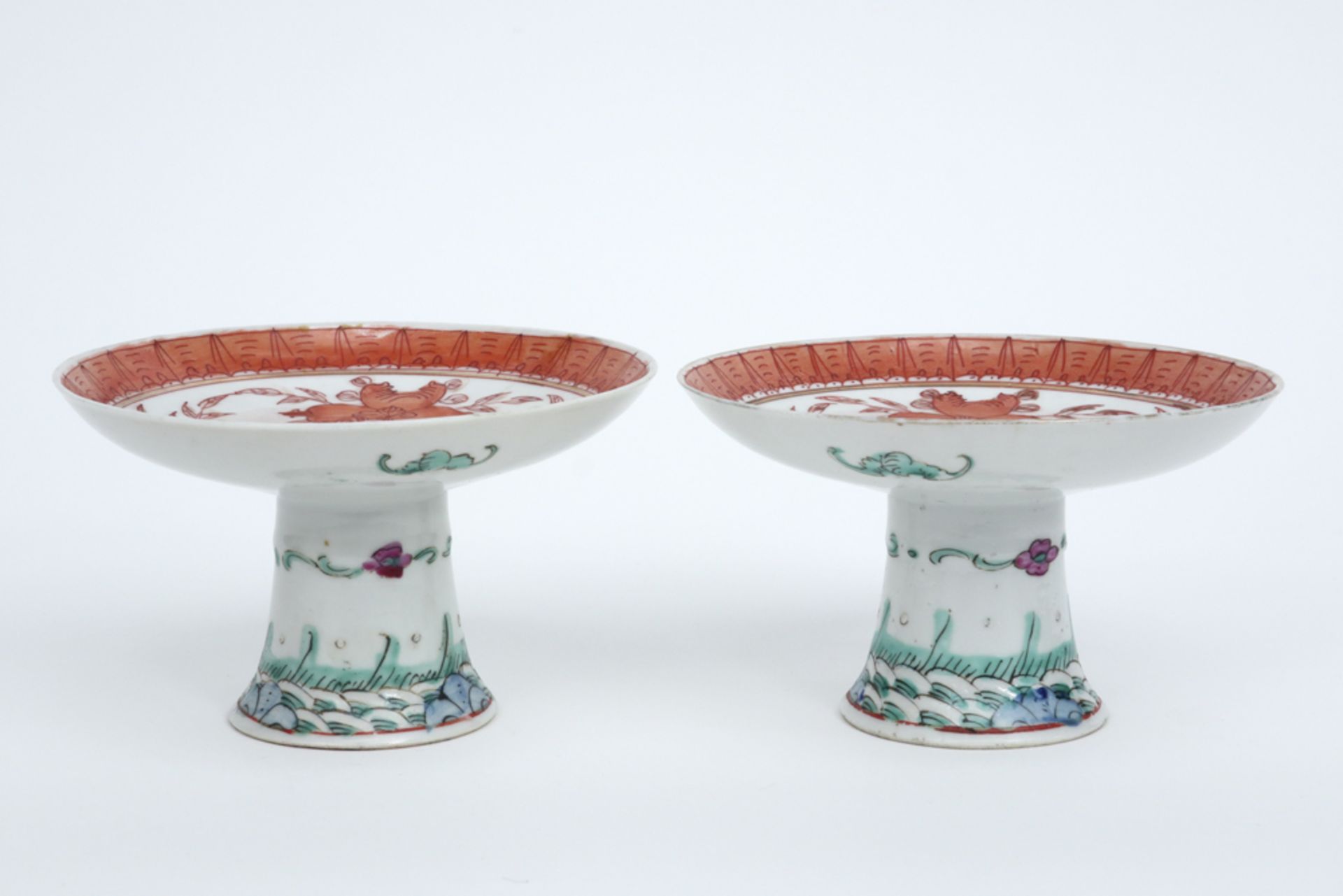 pair of small antique tazza's in Chinese porcelain with polychrome decor || Paar antieke Chinese