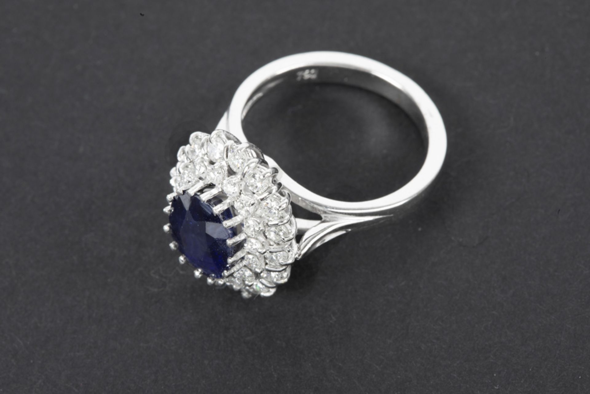 ring in white gold (18 carat) with a ca 2,80 carat sapphire surrounded by ca 1 carat of high quality - Image 2 of 2