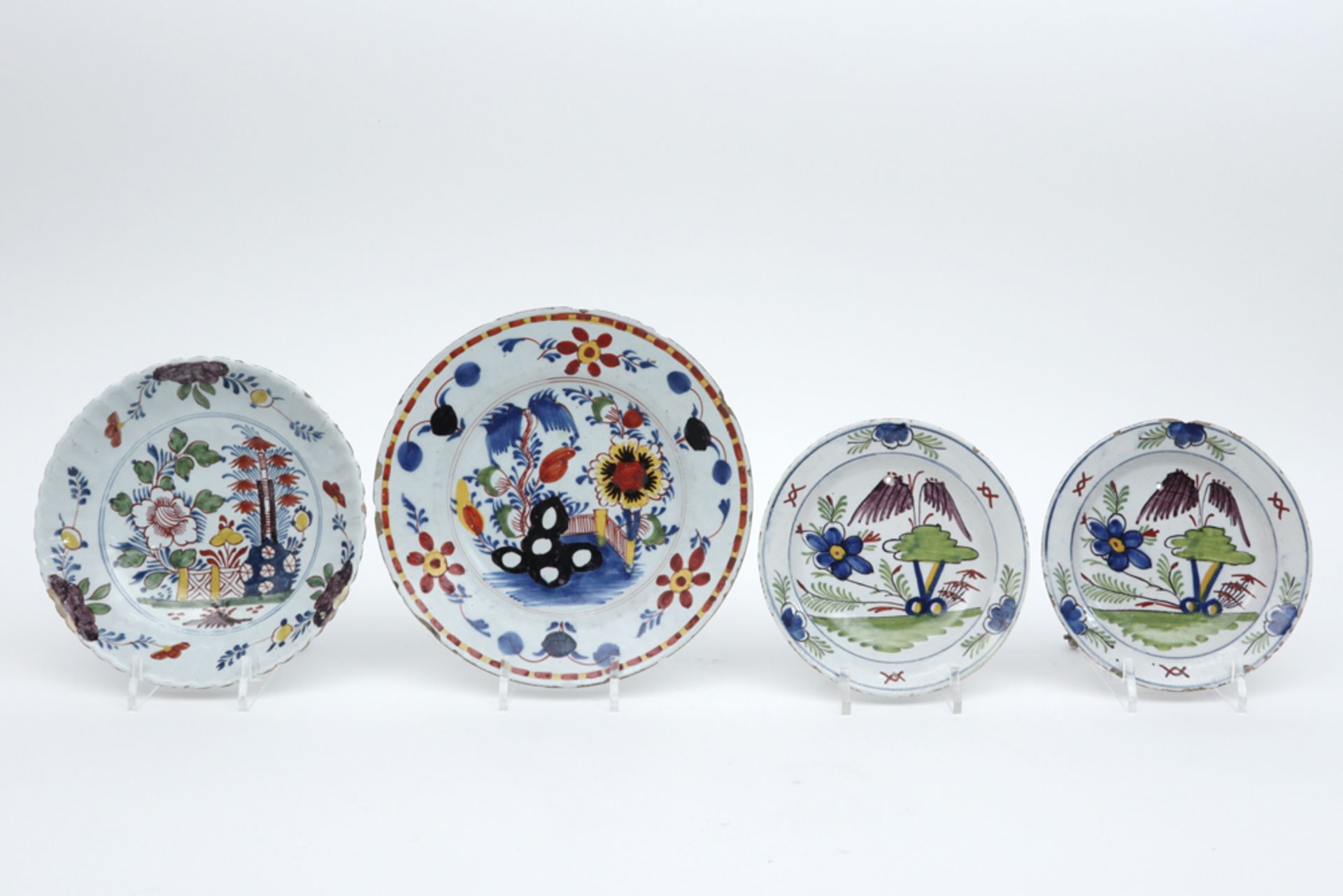 four pieces of 18th Cent. ceramic from Delft with polychrome decor || Lot (4) achttiende eeuwse