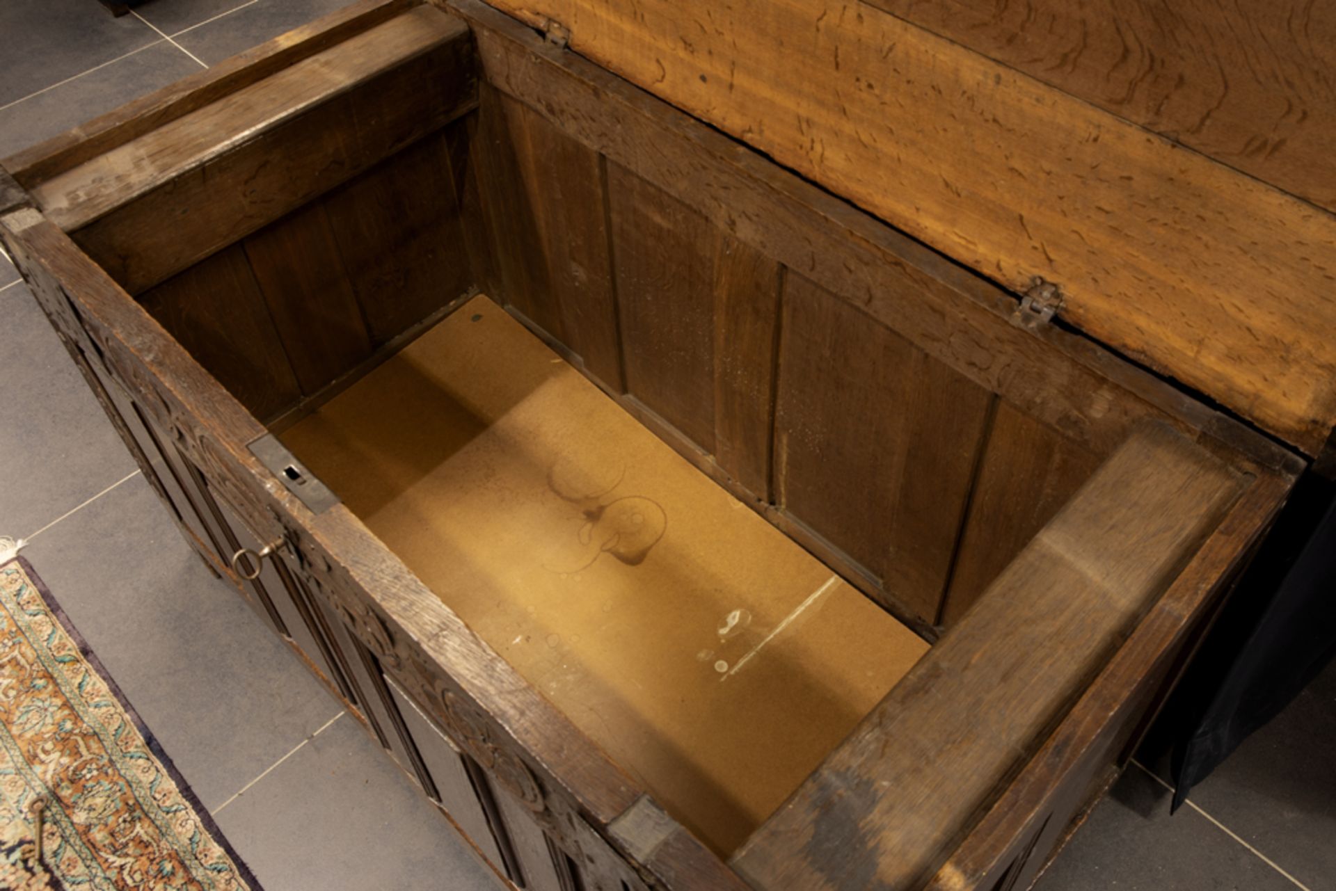 17th Cent. oak chest with a sculpted frieze and two locks || Zeventiende eeuwse eiken koffer met - Bild 3 aus 3