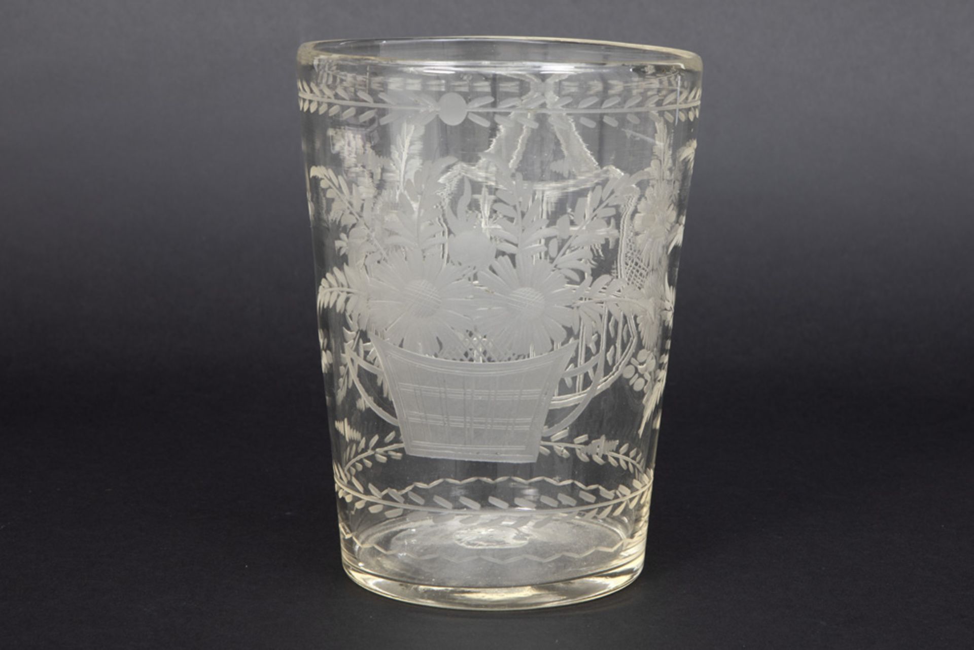 antique vase/cup (in fact a grape rinser) in glass with engraved family crest || Antieke - Bild 2 aus 3