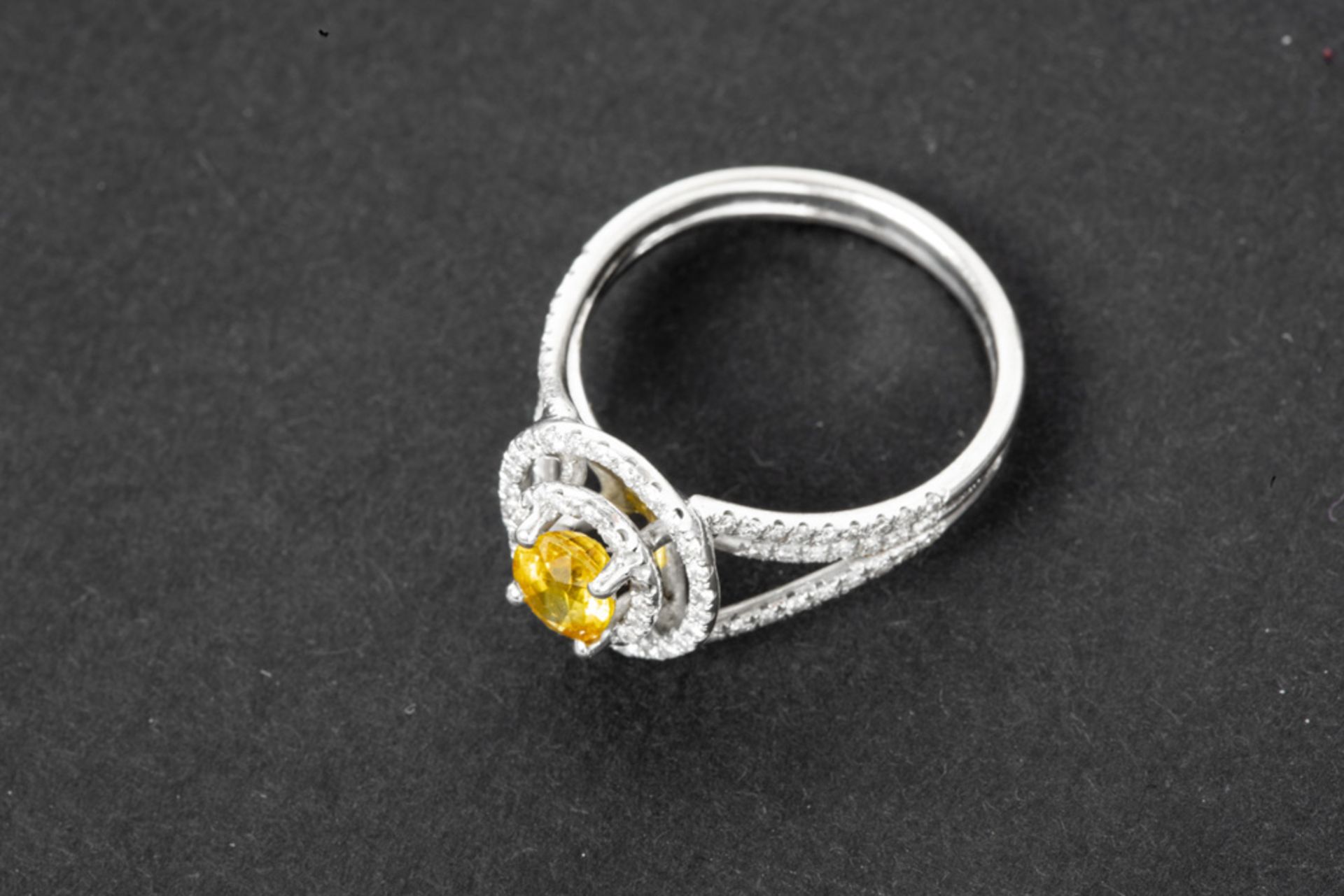 ring in white gold (18 carat) with a ca 0,70 carat yellow sapphire and ca 0,45 carat of very high - Bild 2 aus 2