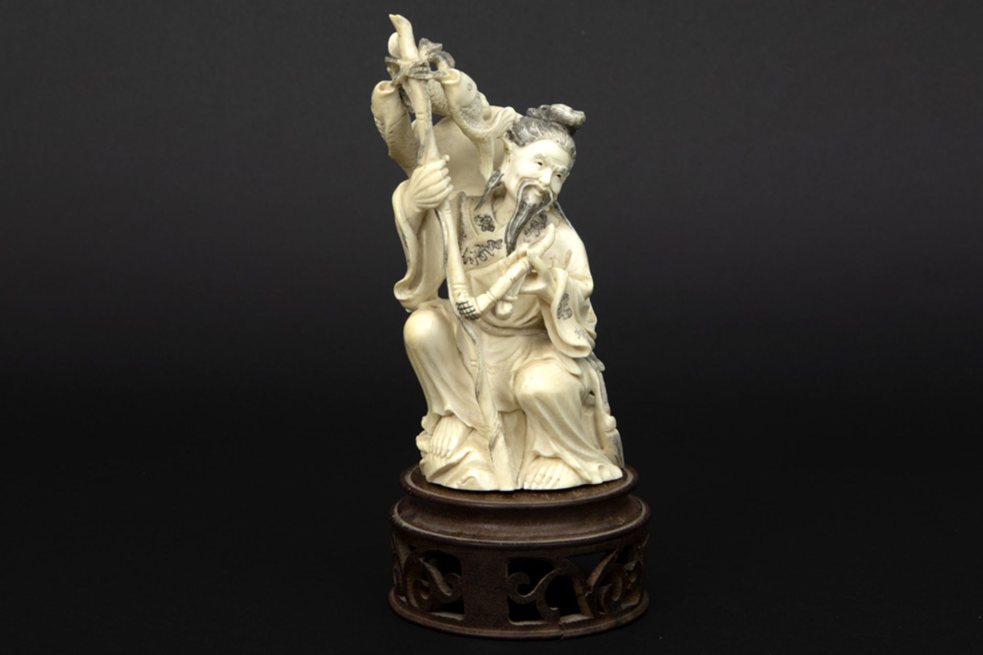 two old Chinese ivory sculptures to be dated around 1920/30 || Lot van twee oude Chinese ivoren - Bild 6 aus 8