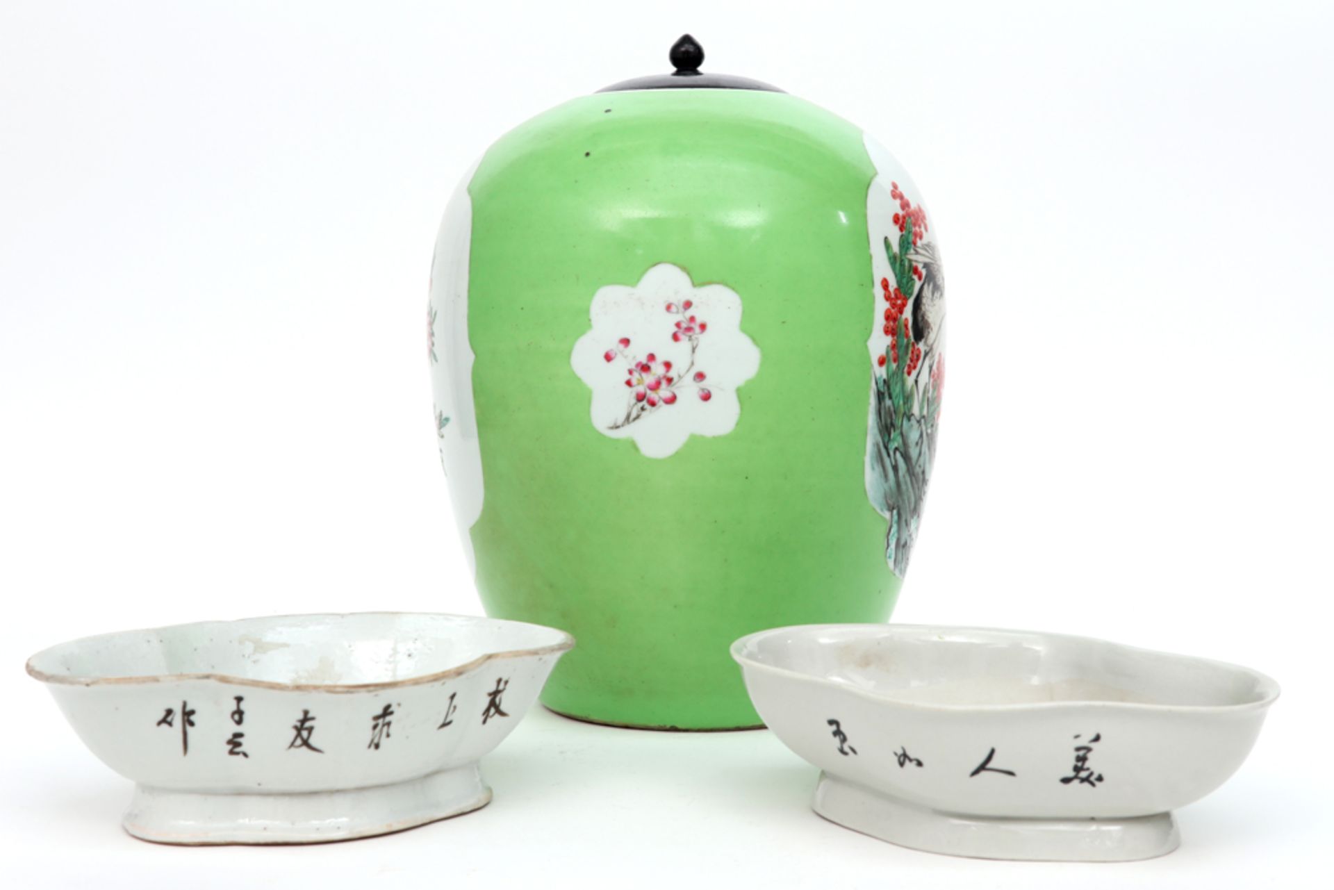 two bowls and a ginger jar in Chinese porcelain with polychrome decor || Lot (3) Chinees porselein - Image 2 of 4