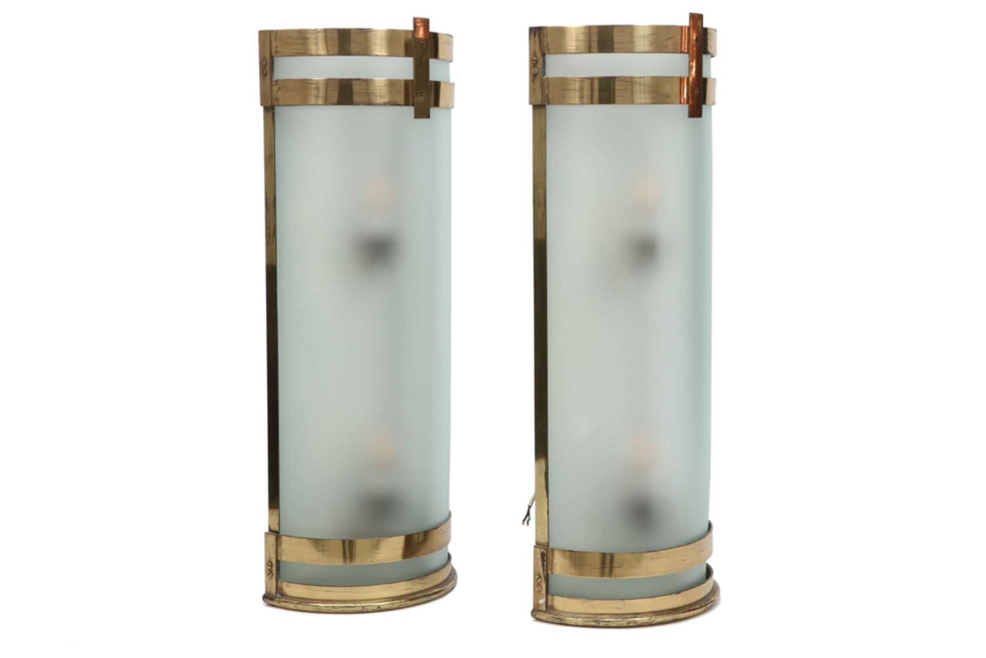 pair of early Art Deco wall lights in glass and brass || Paar vroege Art Deco-applieken met halve - Bild 2 aus 3