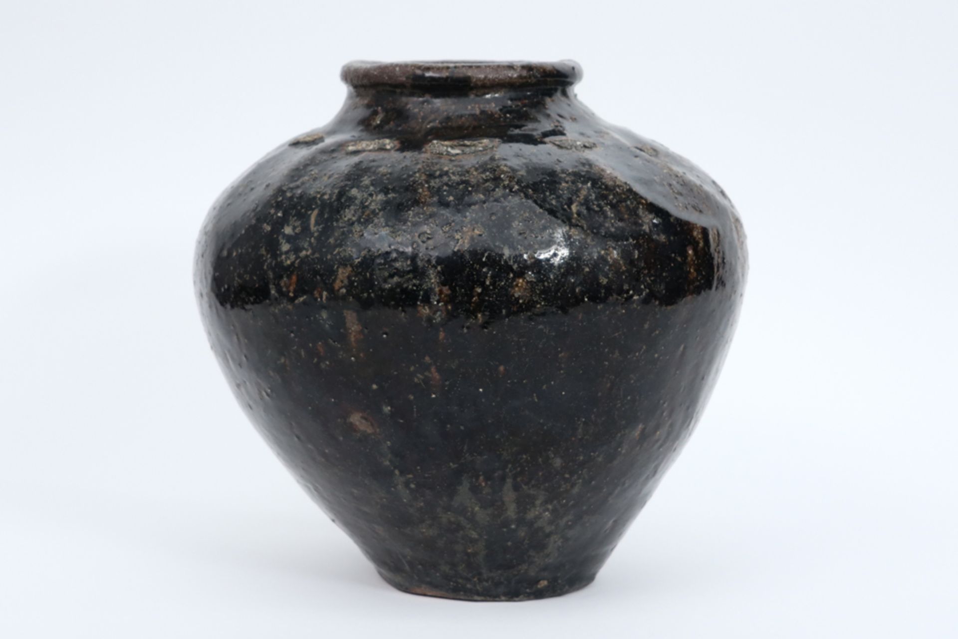 antique oriental urn in glazed earthenware || Antieke Oosterse urne in aardewerk met bruine - Image 4 of 4